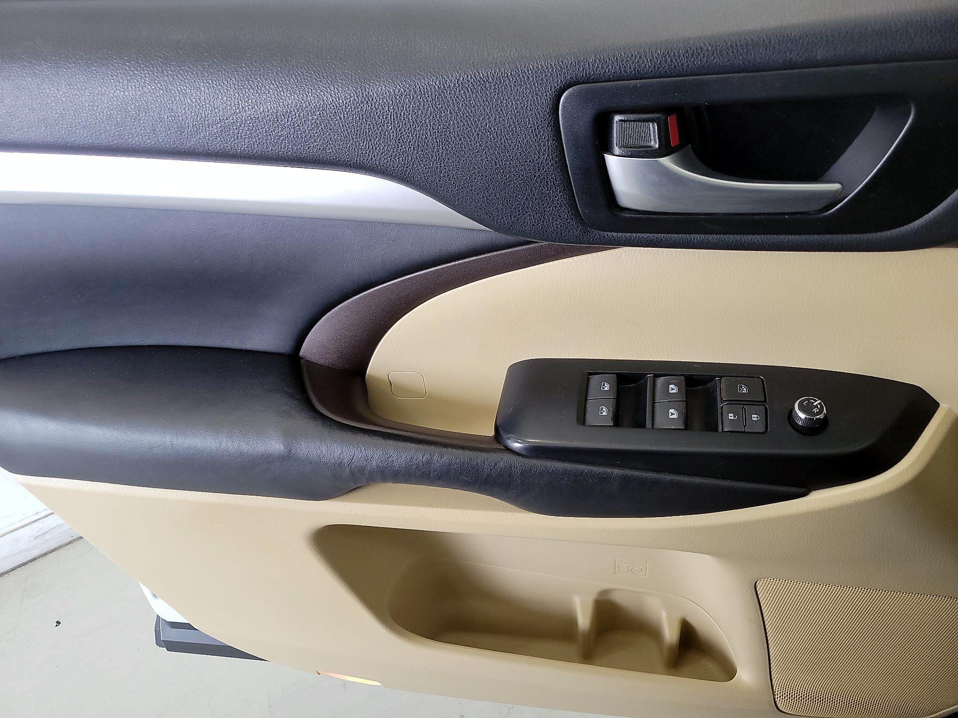 Thumbnail: 2017 Toyota Highlander - 12