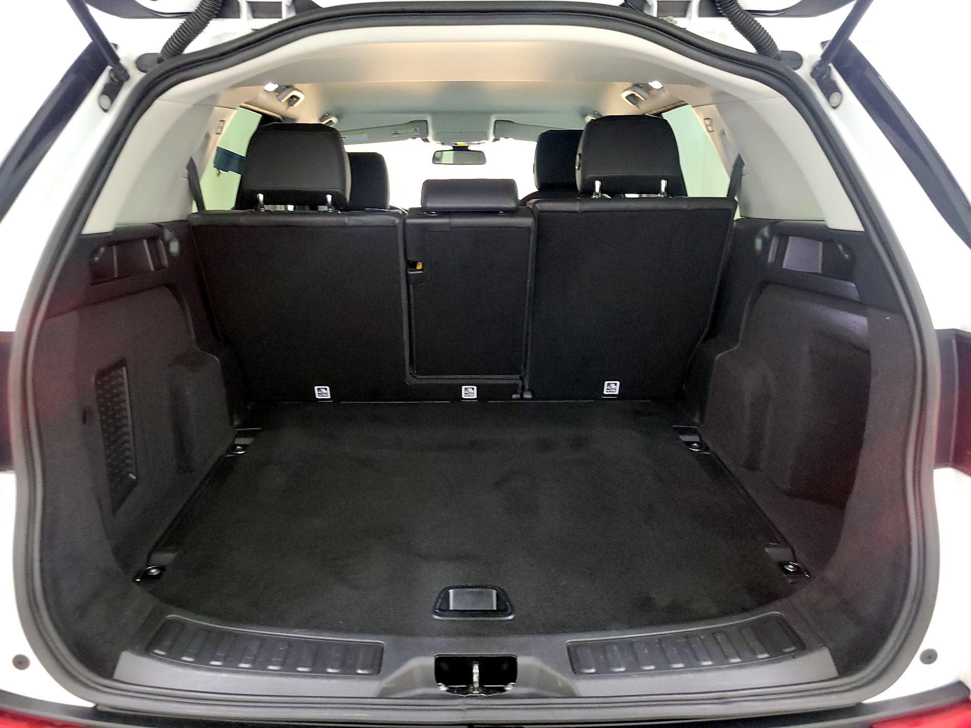 Thumbnail: 2019 Land Rover Discovery Sport - 20