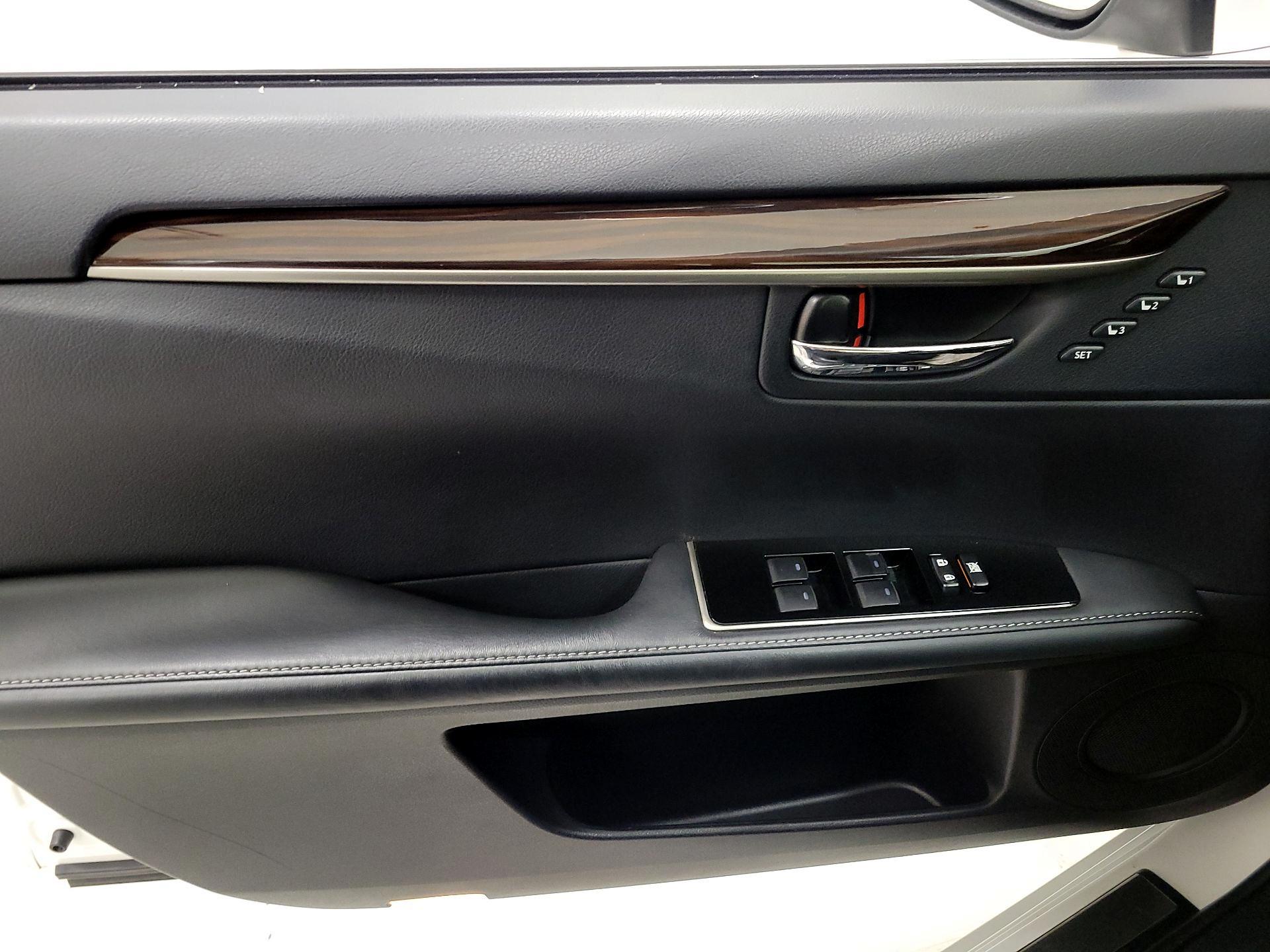 Thumbnail: 2016 Lexus ES - 12