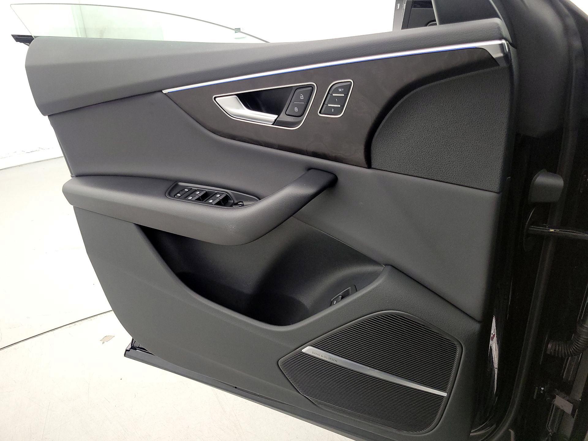 Thumbnail: 2019 Audi Q8 - 12