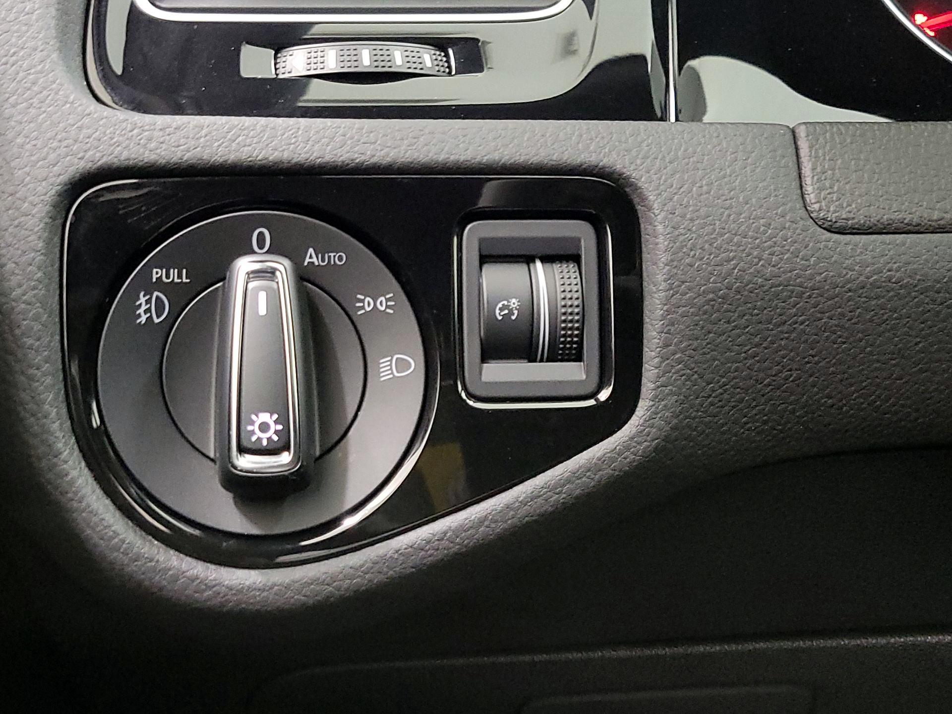 Thumbnail: 2020 Volkswagen Golf - 13