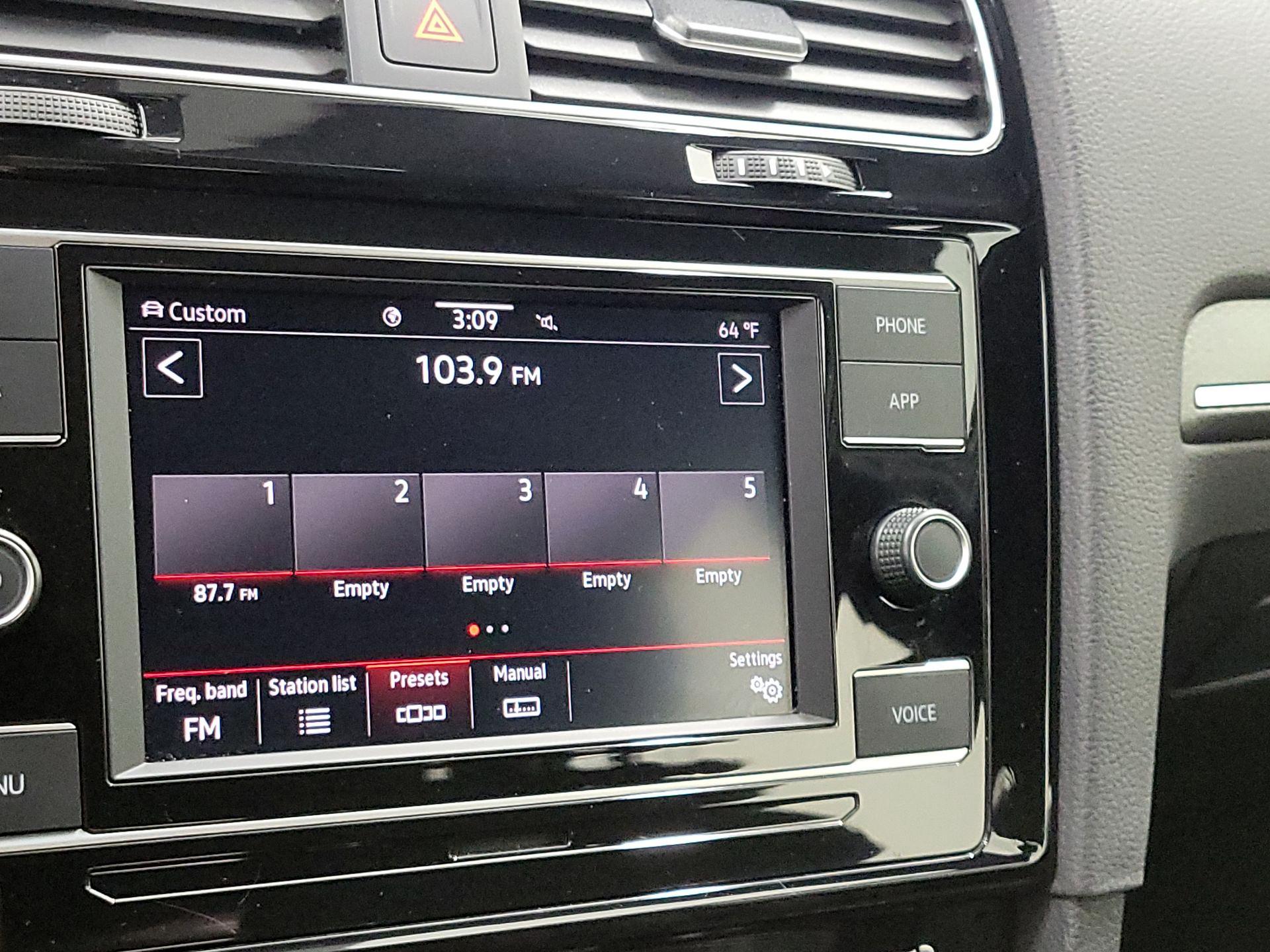 Thumbnail: 2020 Volkswagen Golf - 15