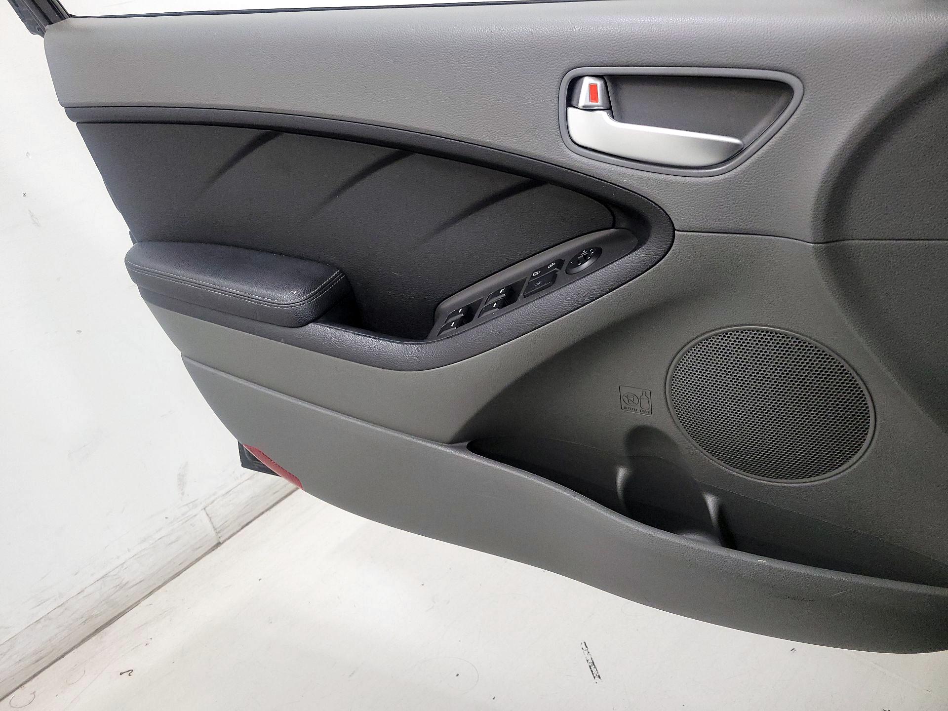 Thumbnail: 2017 Kia Forte - 12