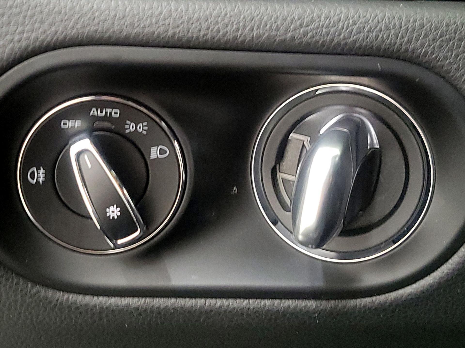 Thumbnail: 2023 Porsche Macan - 13