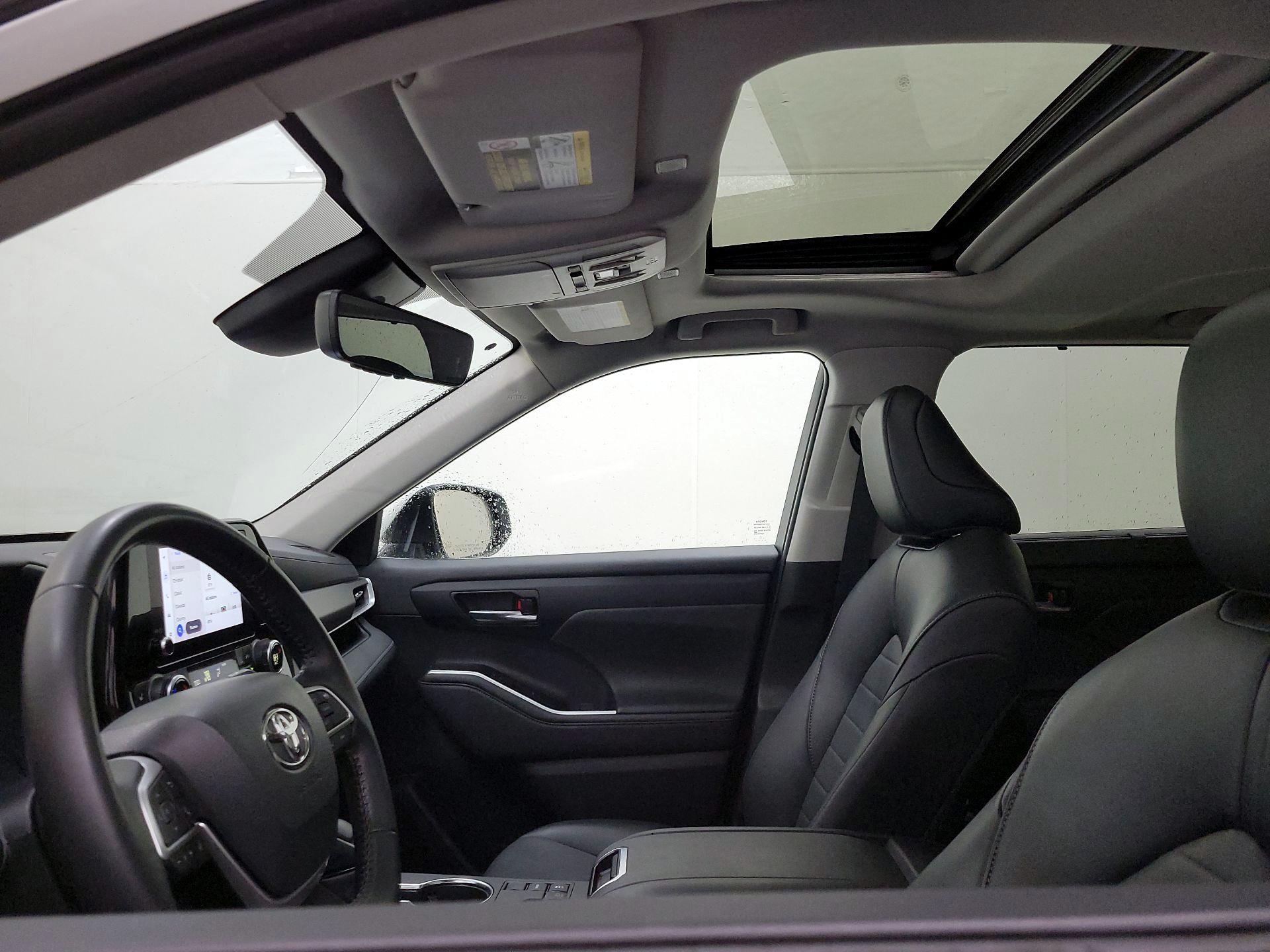 Thumbnail: 2023 Toyota Highlander - 19