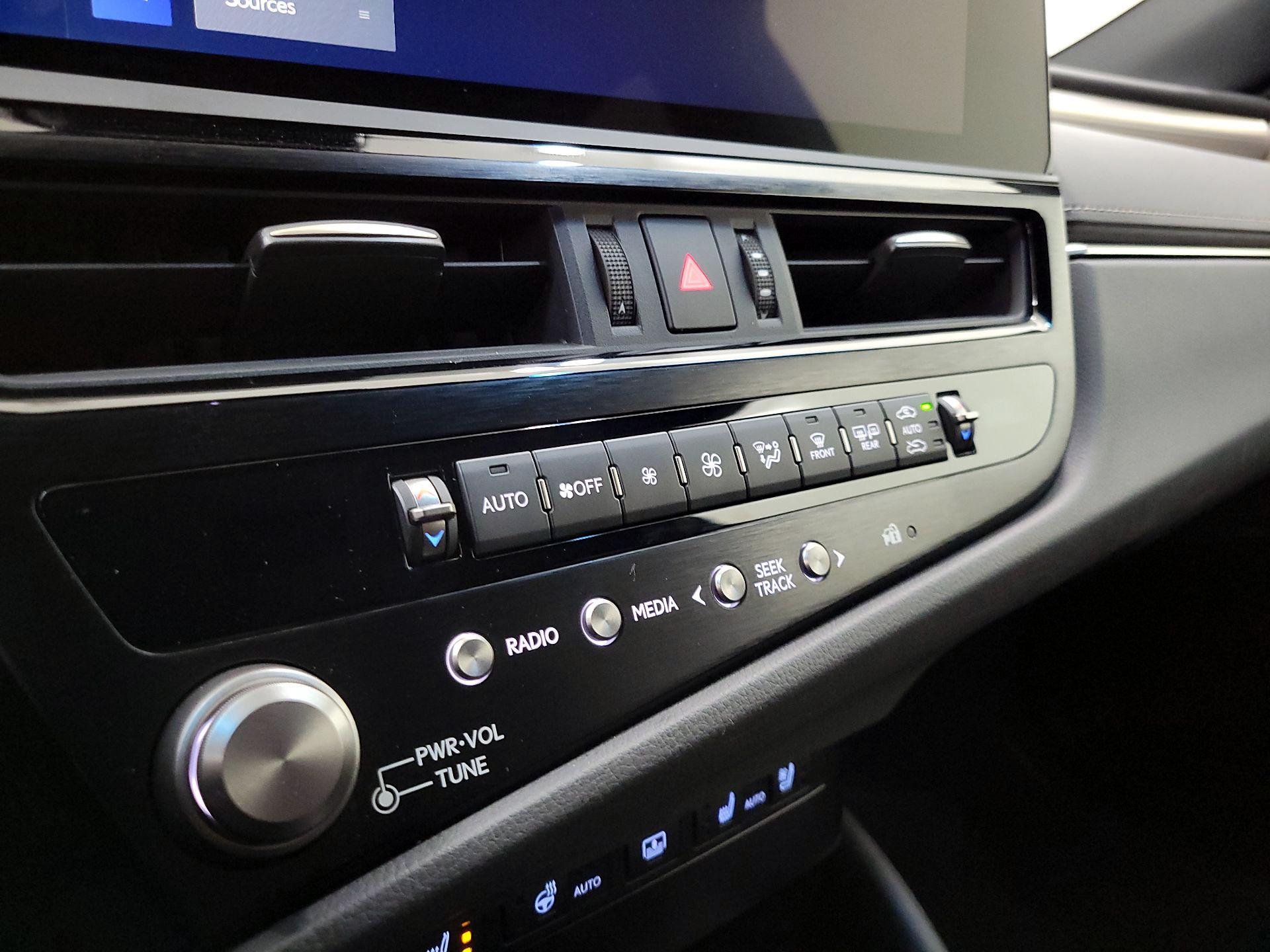 Thumbnail: 2023 Lexus ES - 17