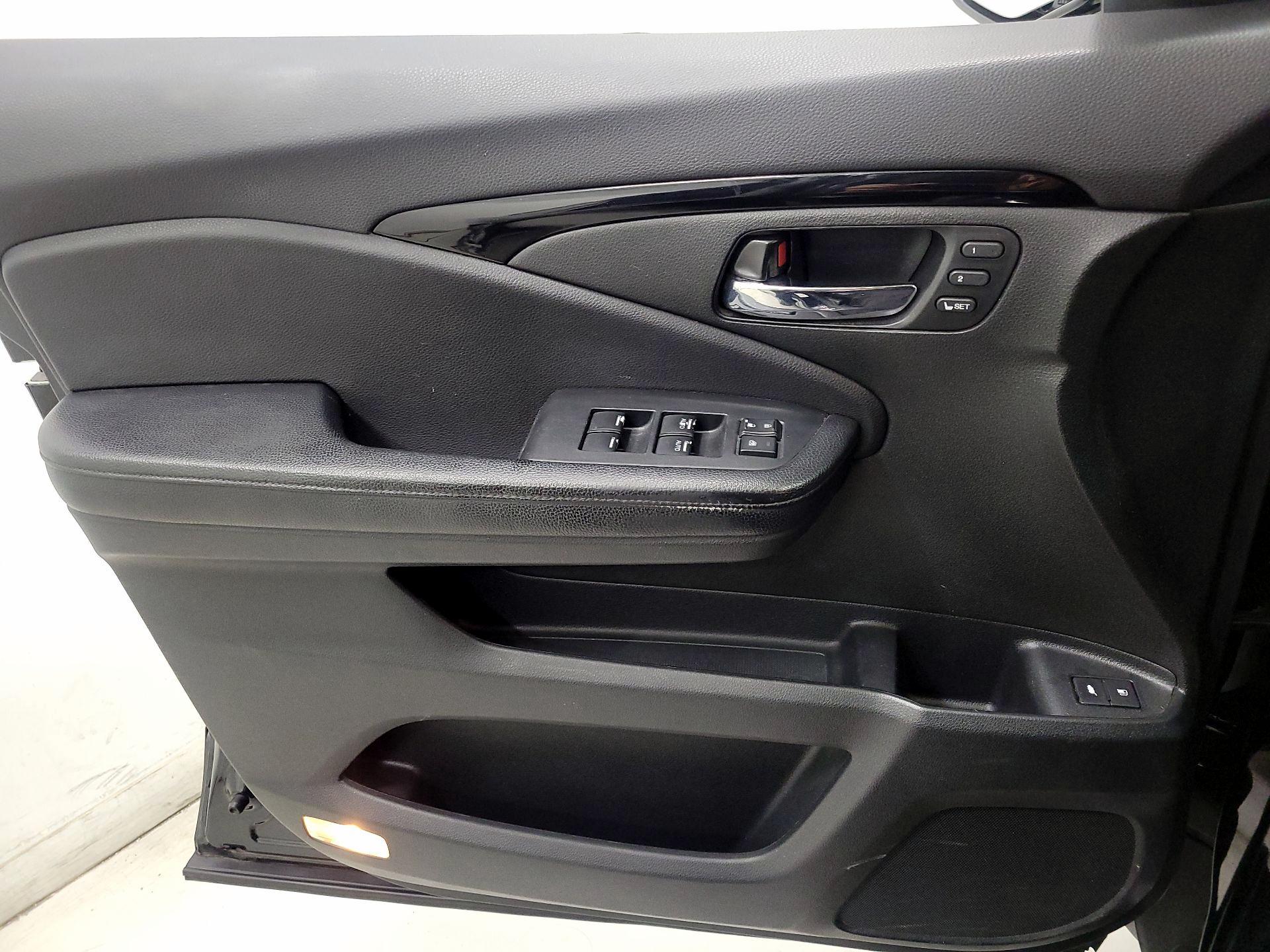 Thumbnail: 2016 Honda Pilot - 12