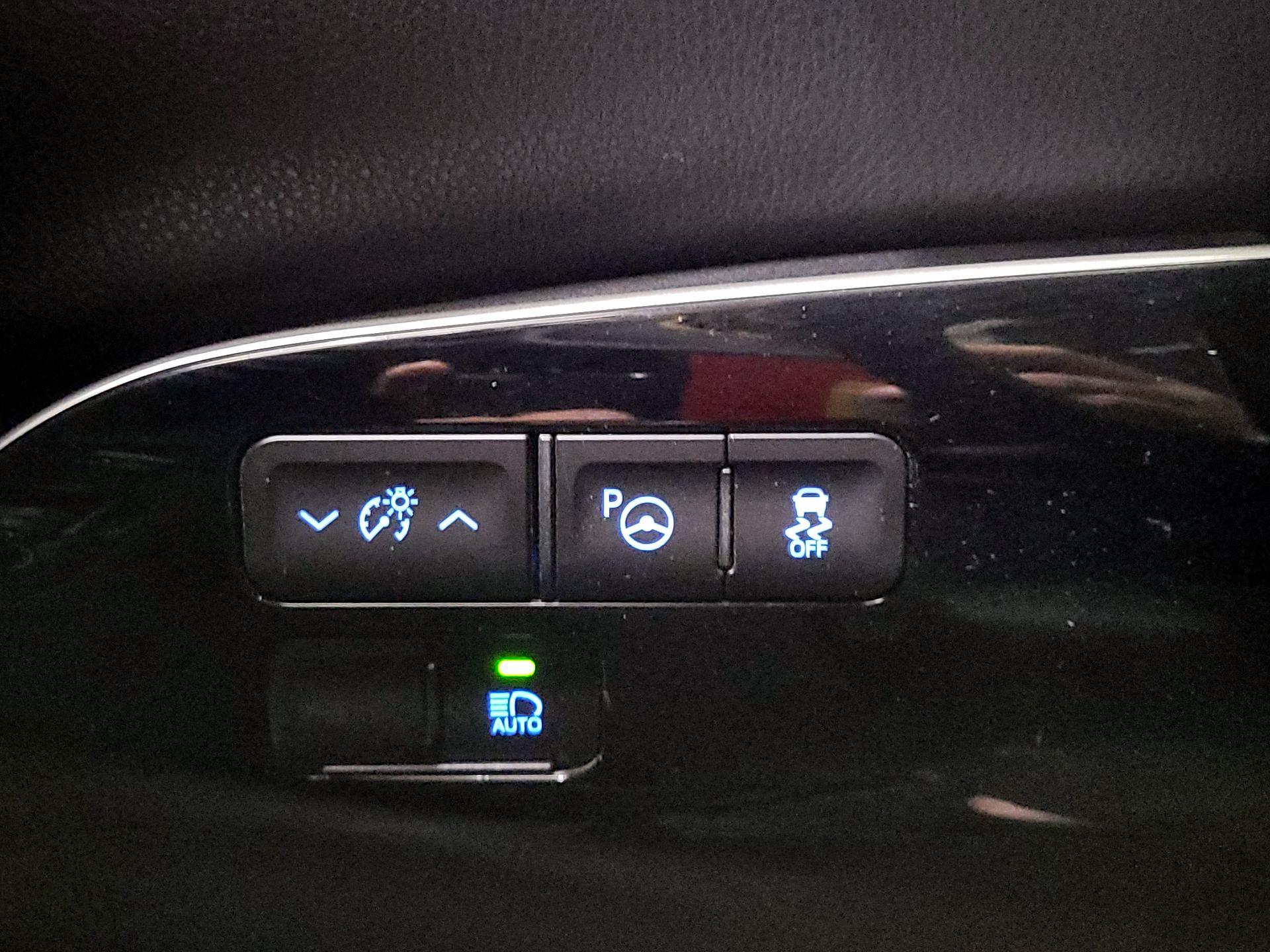 Thumbnail: 2020 Toyota Prius - 13