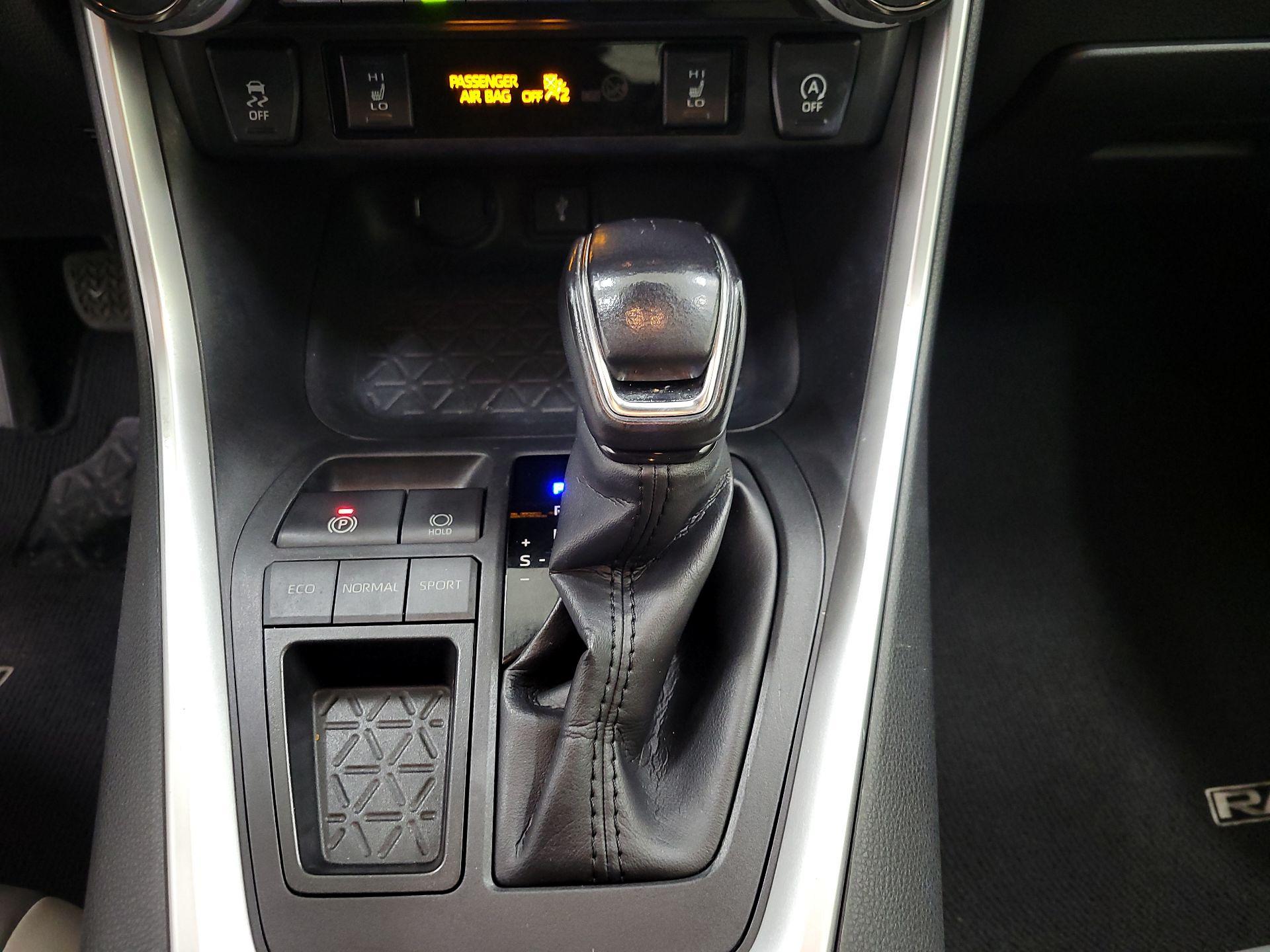 Thumbnail: 2020 Toyota RAV4 - 17