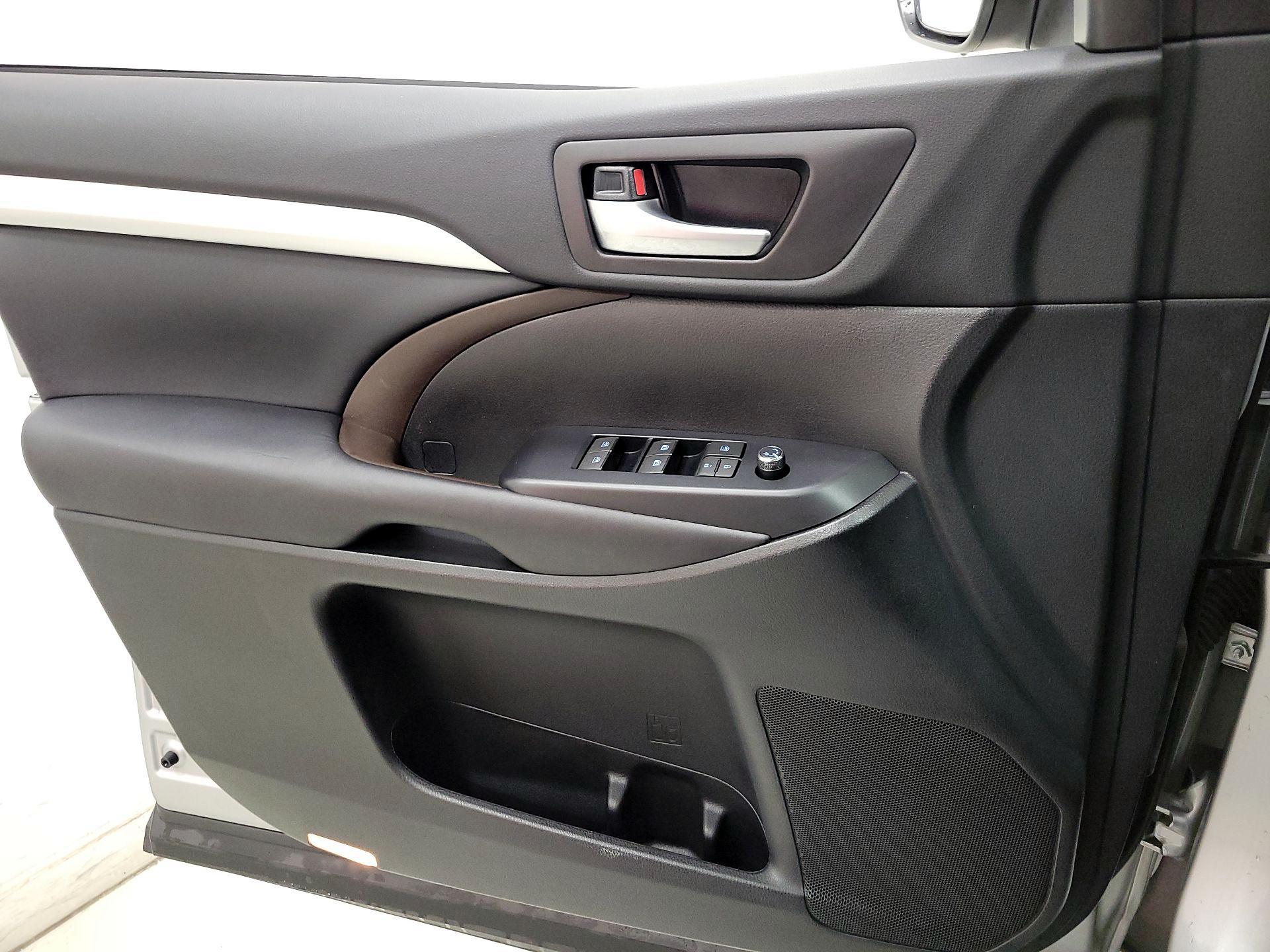 Thumbnail: 2017 Toyota Highlander - 12