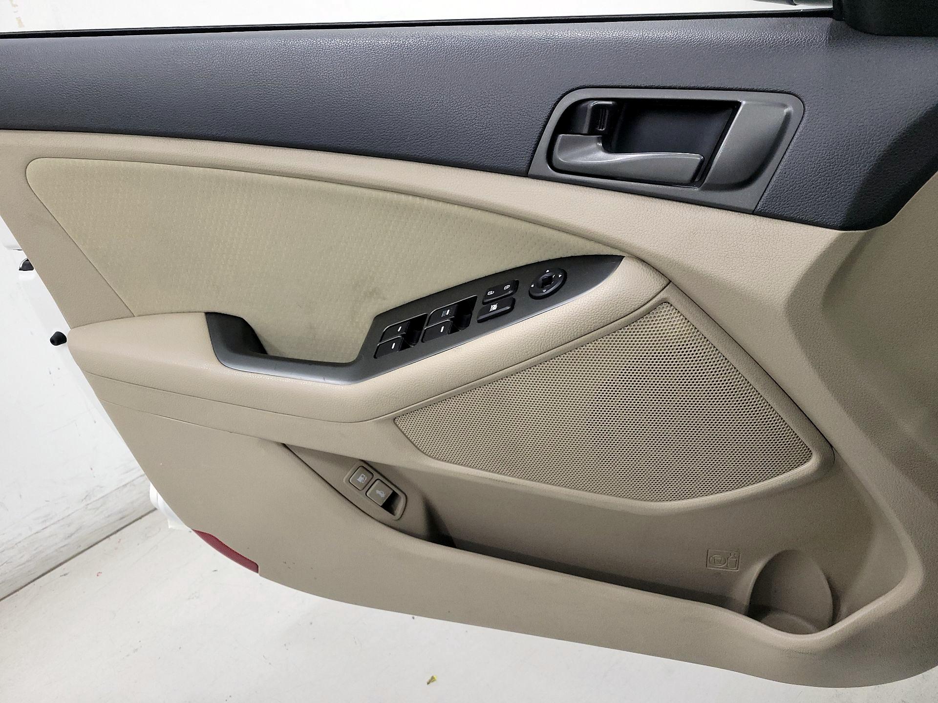 Thumbnail: 2015 Kia Optima - 12