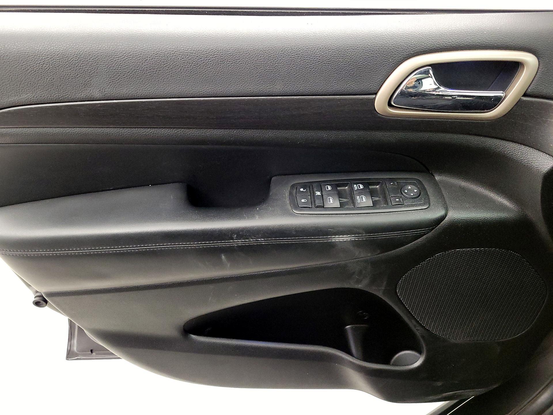 Thumbnail: 2015 Jeep Grand Cherokee - 12