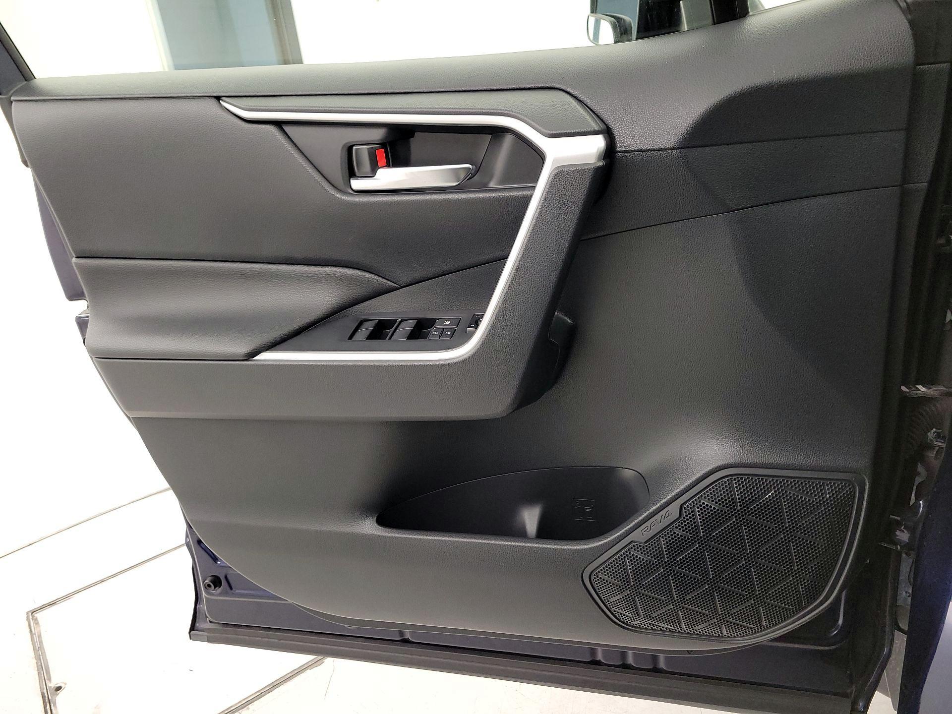 Thumbnail: 2019 Toyota RAV4 - 12