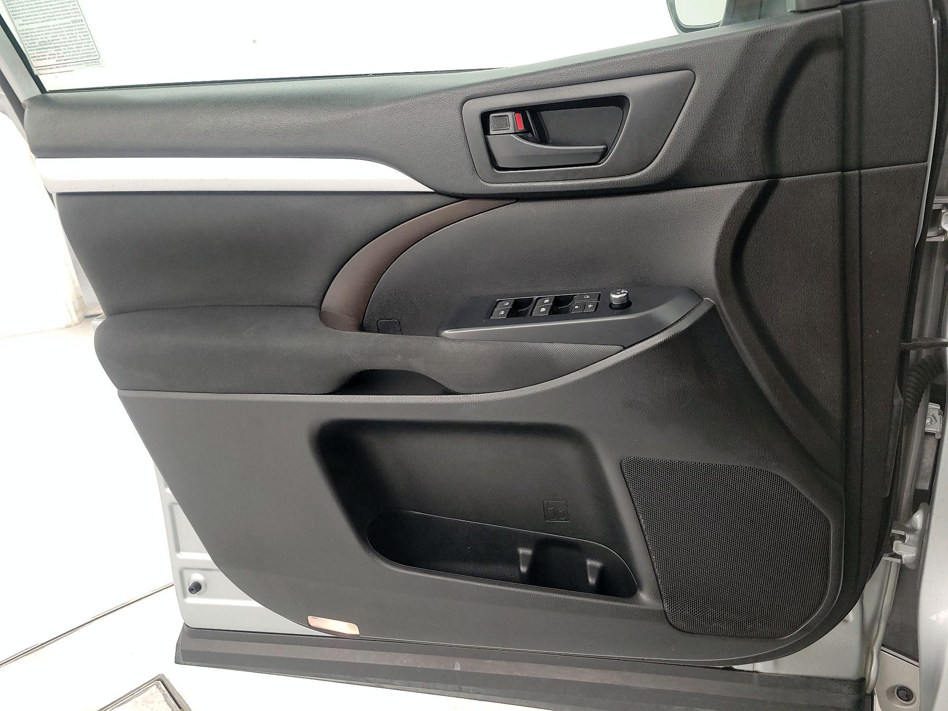 Thumbnail: 2018 Toyota Highlander - 12