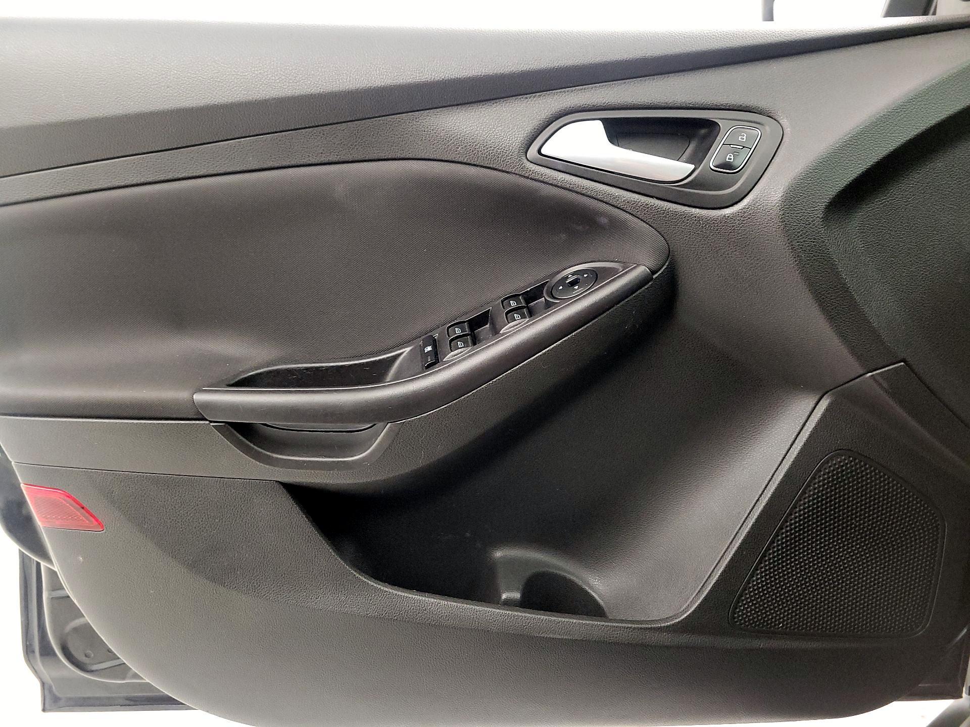 Thumbnail: 2015 Ford Focus - 12