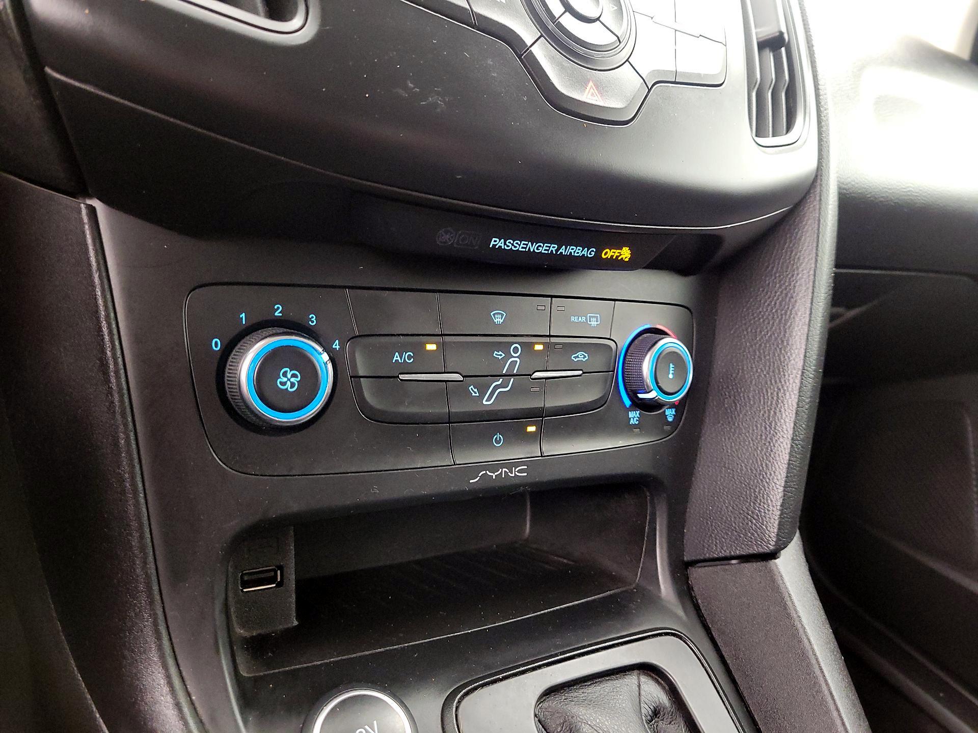 Thumbnail: 2015 Ford Focus - 16