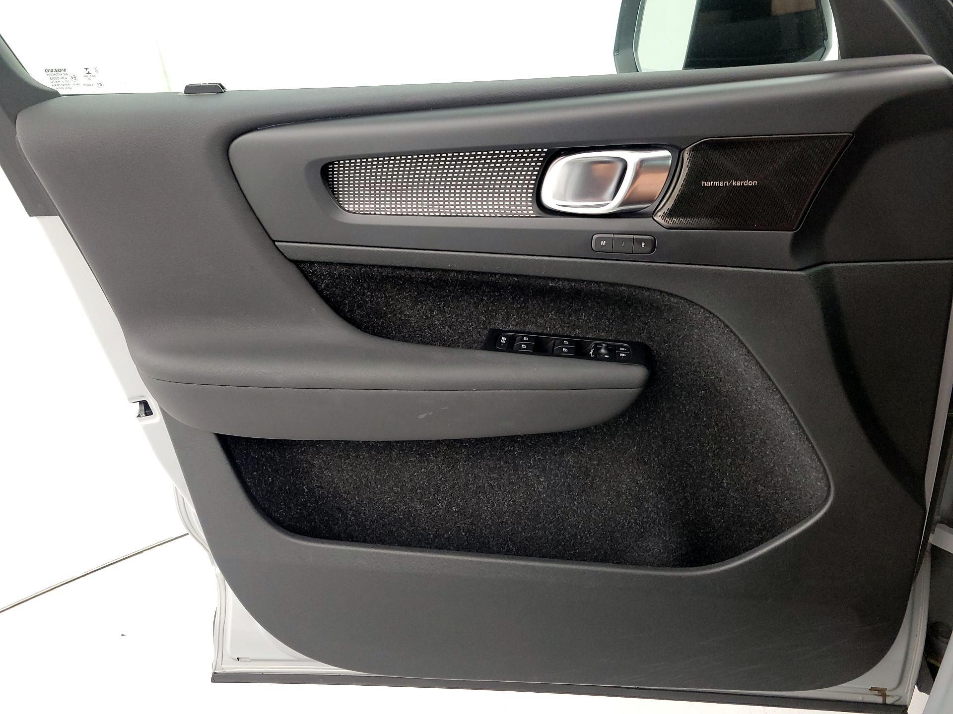 Thumbnail: 2021 Volvo XC40 - 12