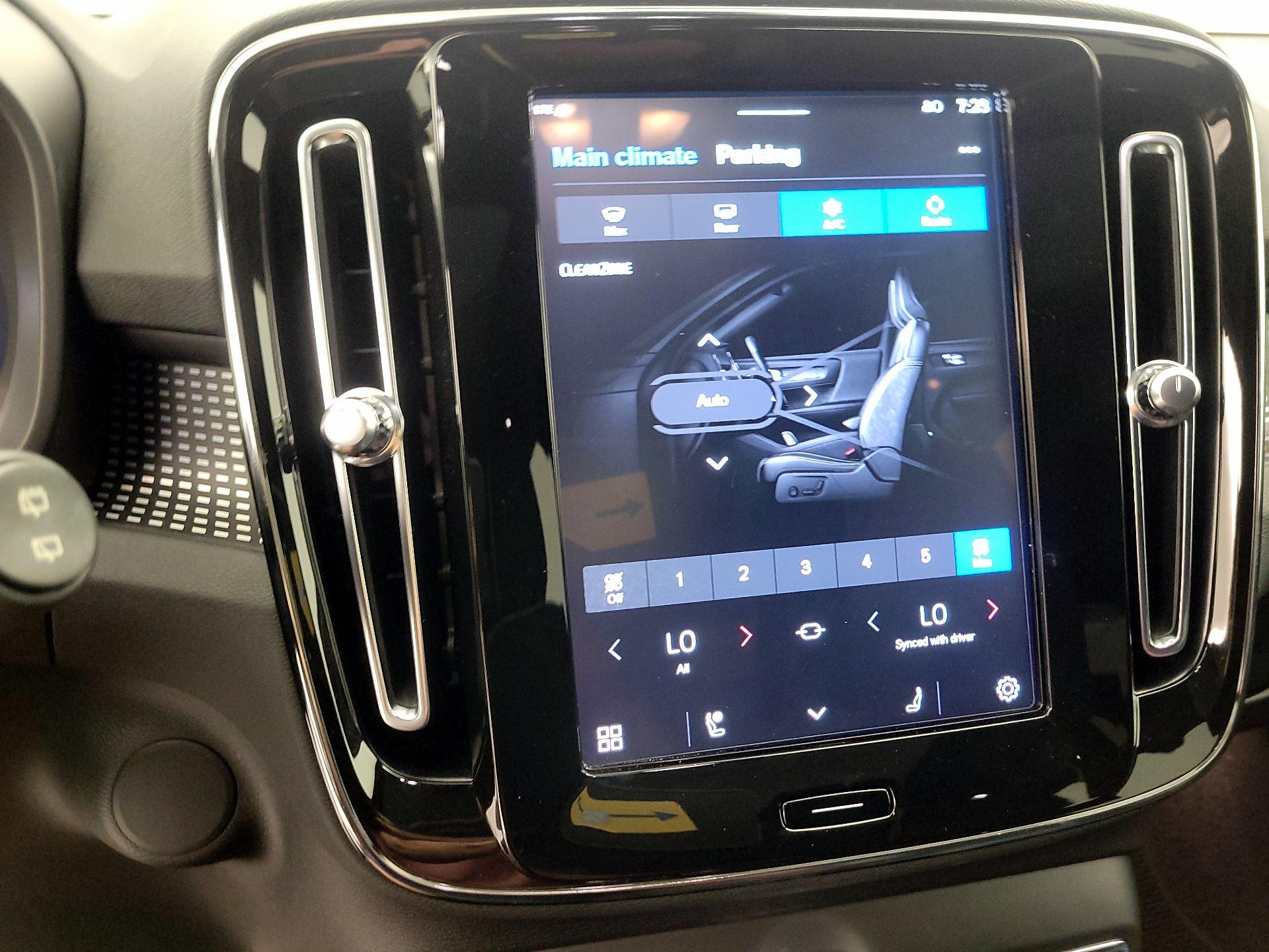 Thumbnail: 2021 Volvo XC40 - 16