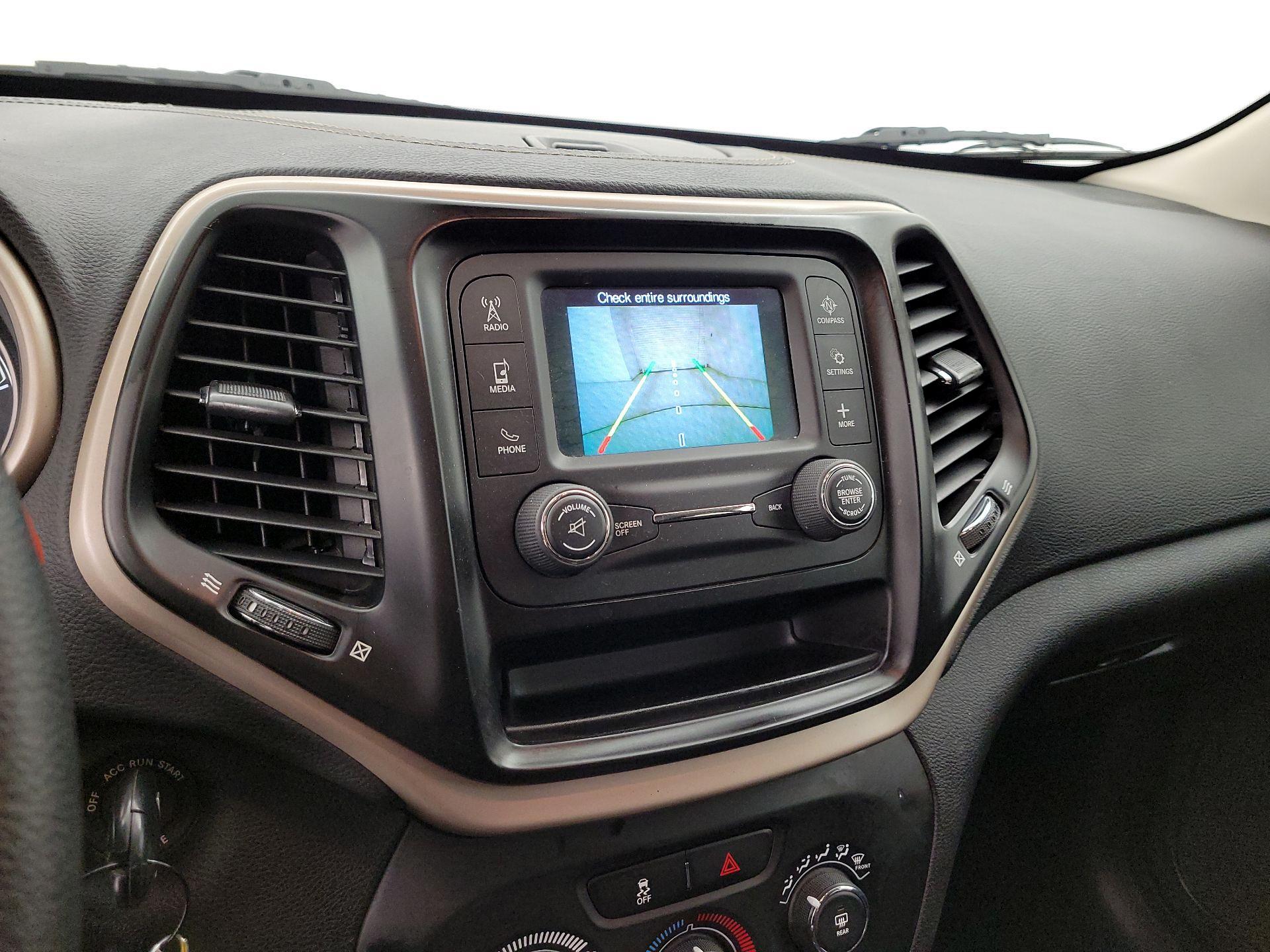 Thumbnail: 2017 Jeep Cherokee - 14