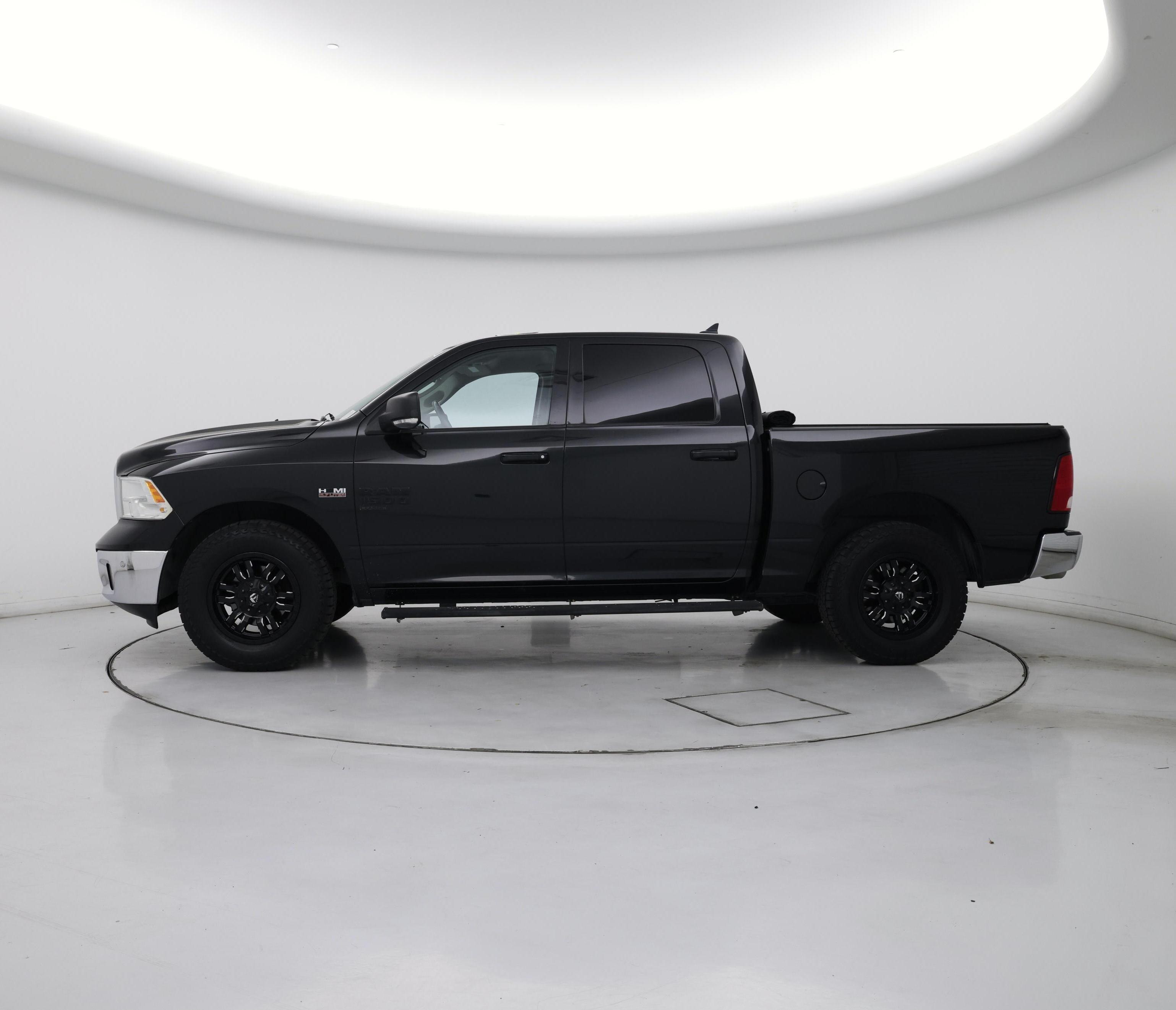 Thumbnail: 2019 RAM 1500 Classic - 3