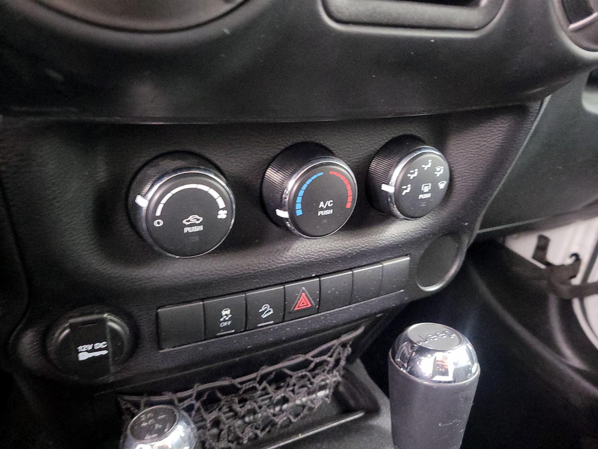 Thumbnail: 2015 Jeep Wrangler - 14