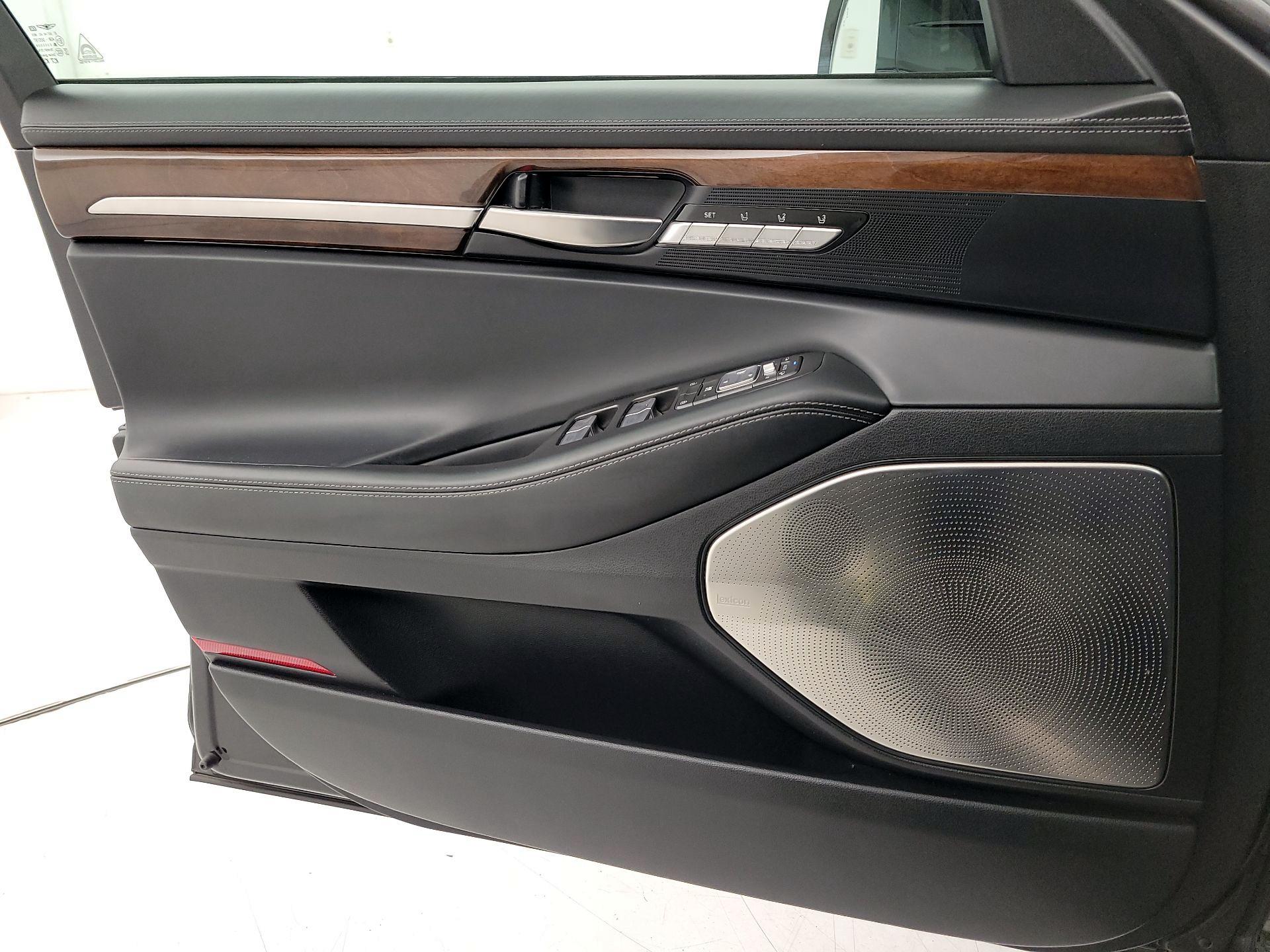 Thumbnail: 2019 Genesis G90 - 12