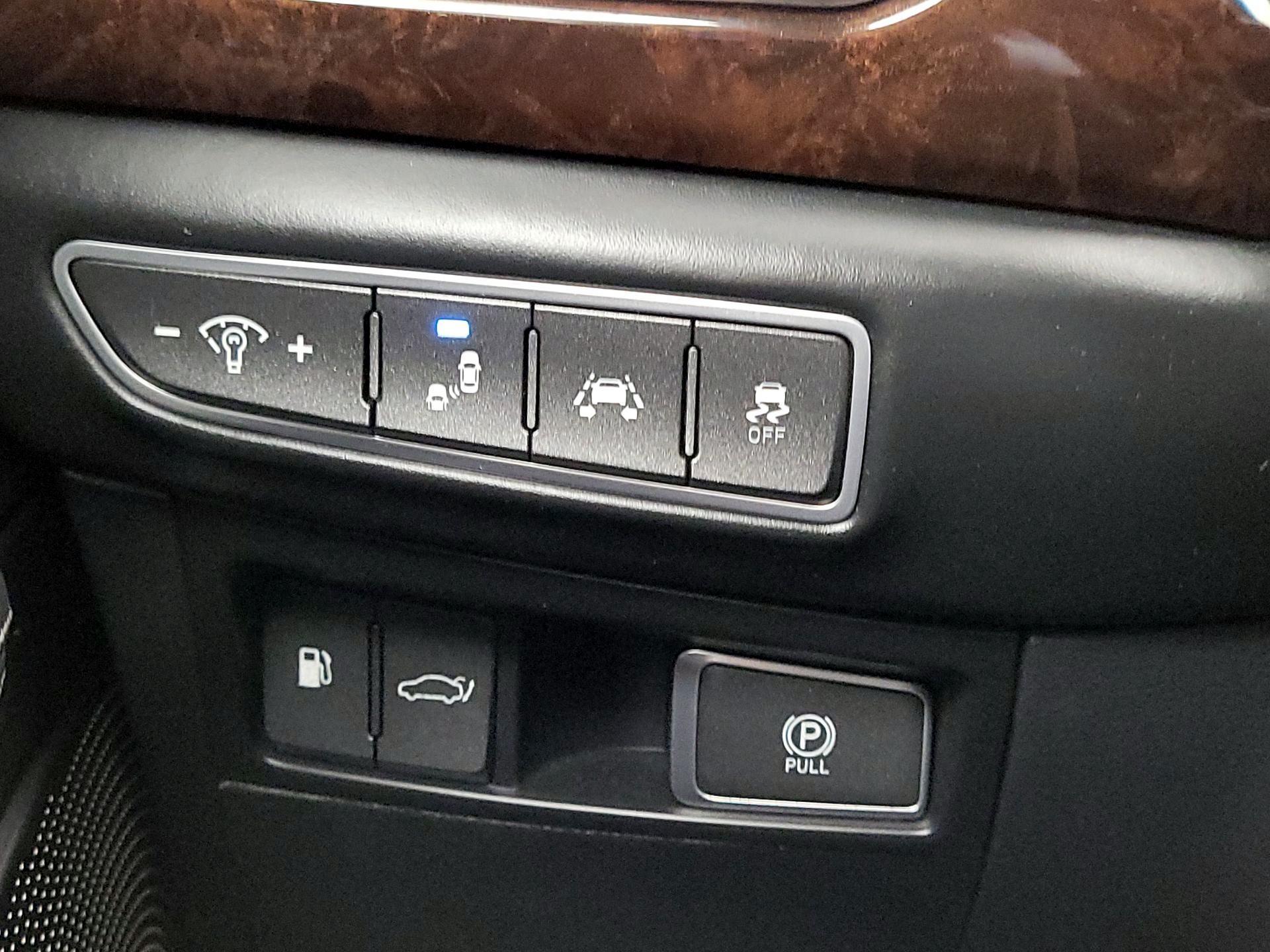 Thumbnail: 2019 Genesis G90 - 13