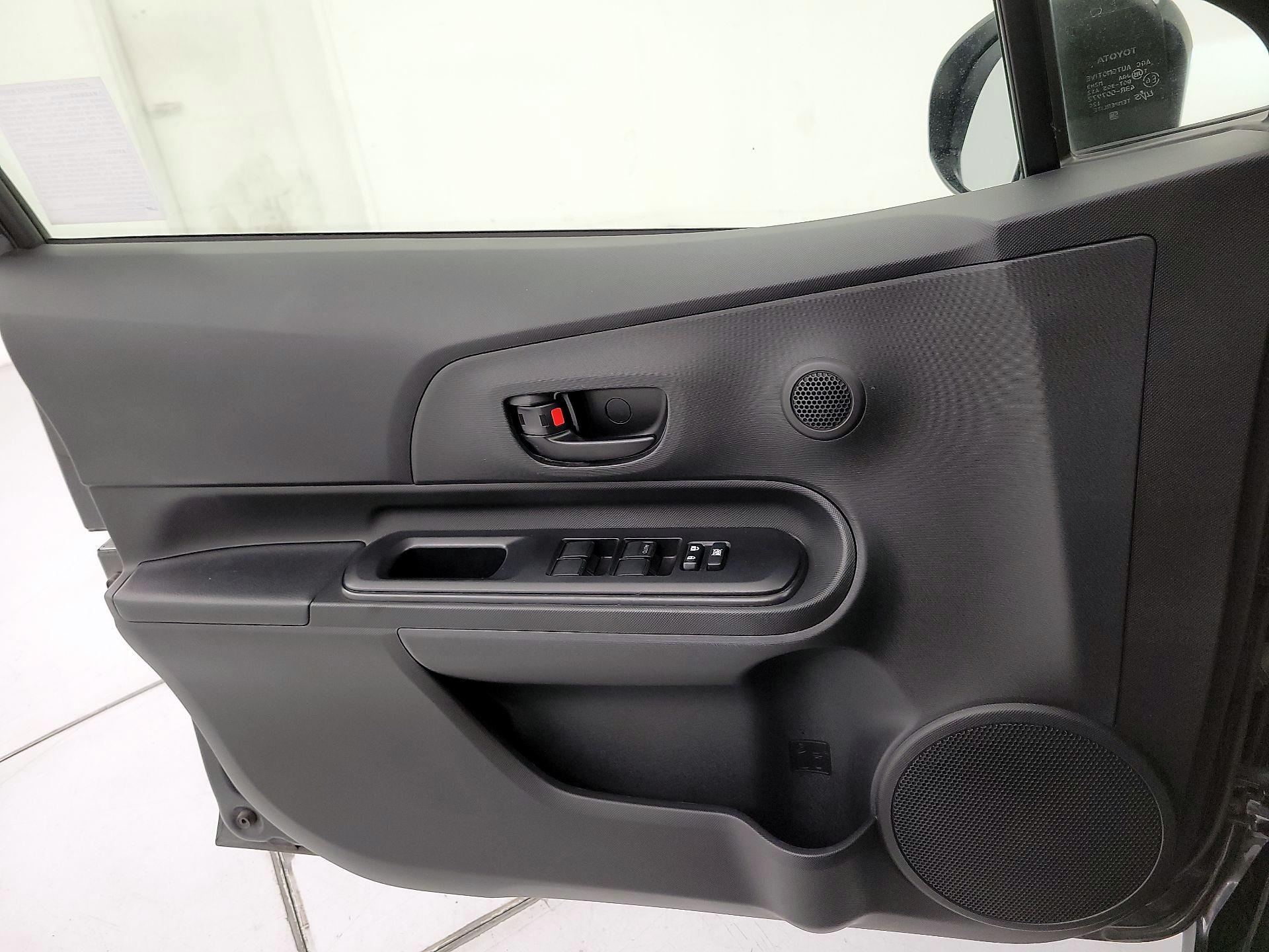 Thumbnail: 2018 Toyota Prius c - 12