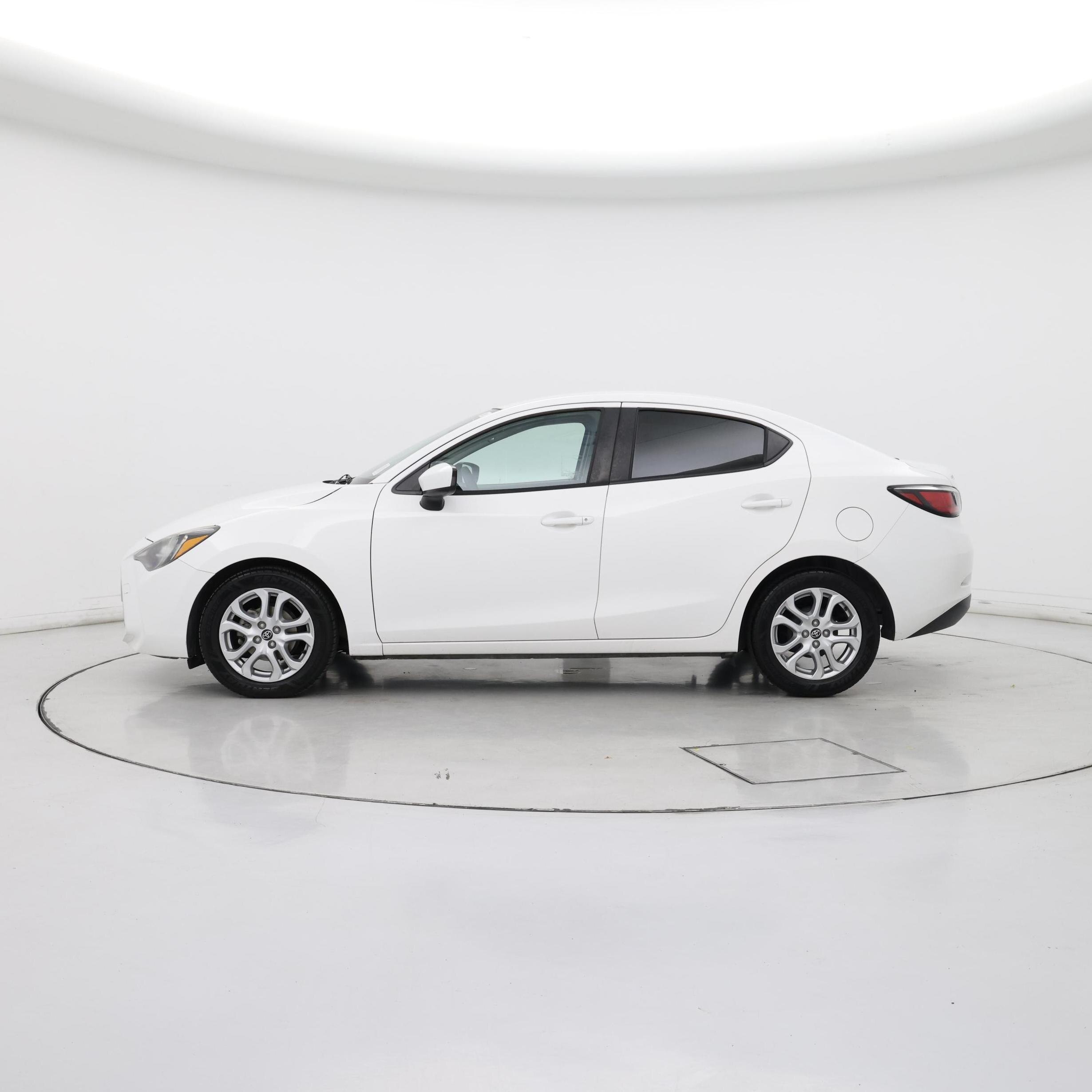 Thumbnail: 2017 Toyota Yaris iA - 3