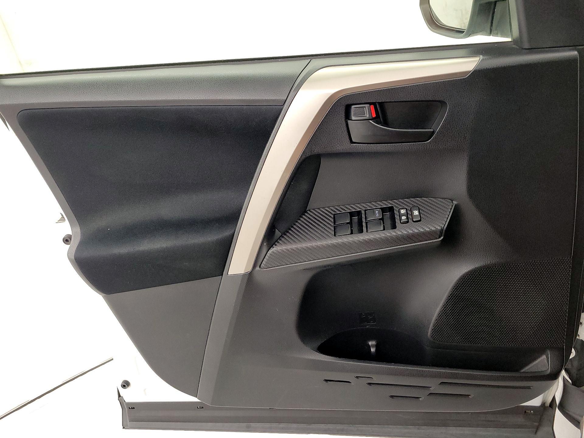 Thumbnail: 2015 Toyota RAV4 - 12