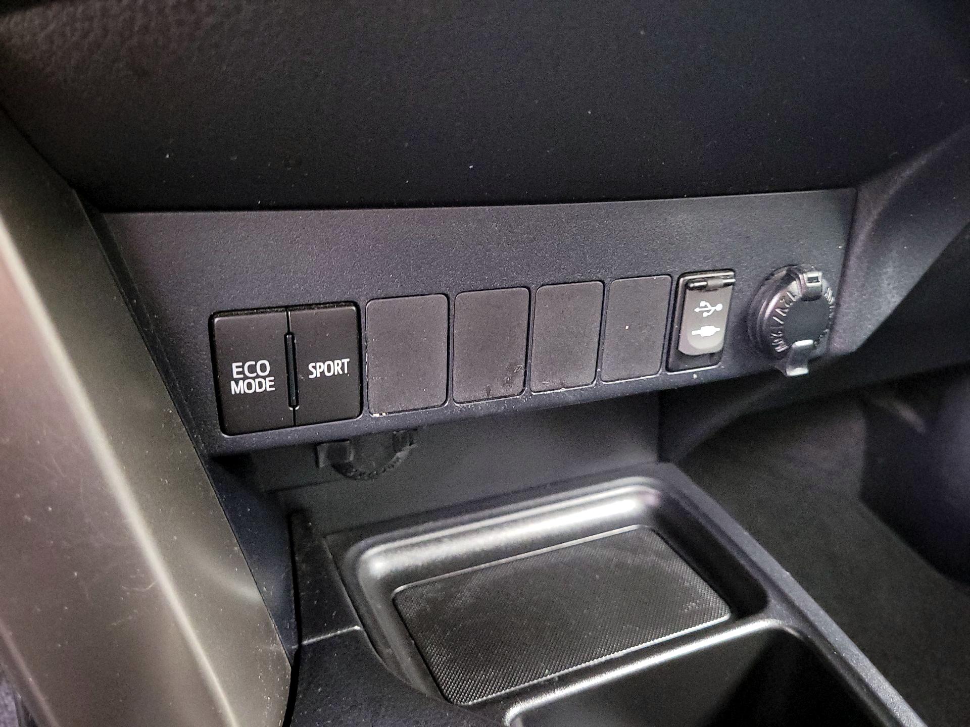 Thumbnail: 2015 Toyota RAV4 - 18