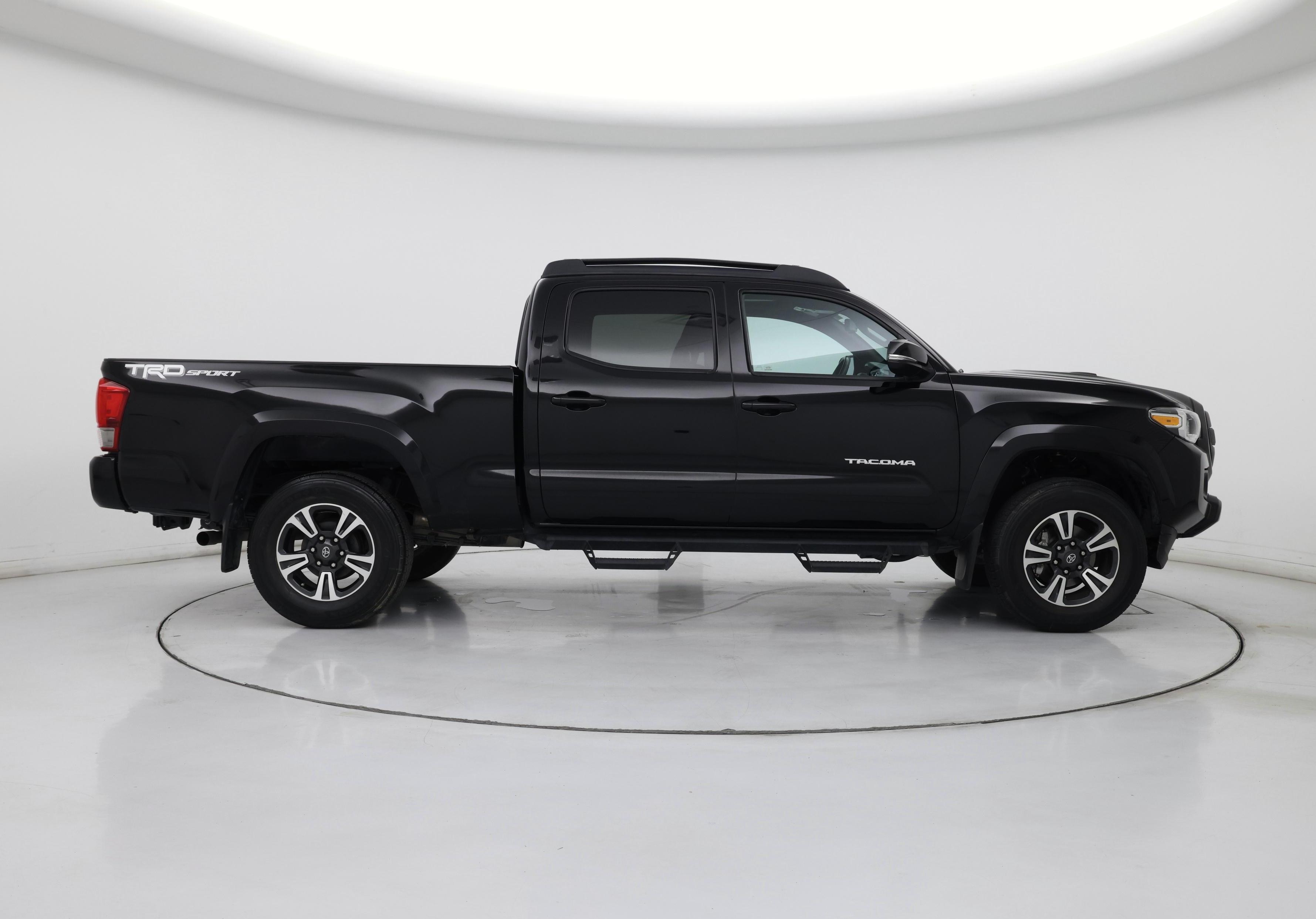 Thumbnail: 2016 Toyota Tacoma - 7