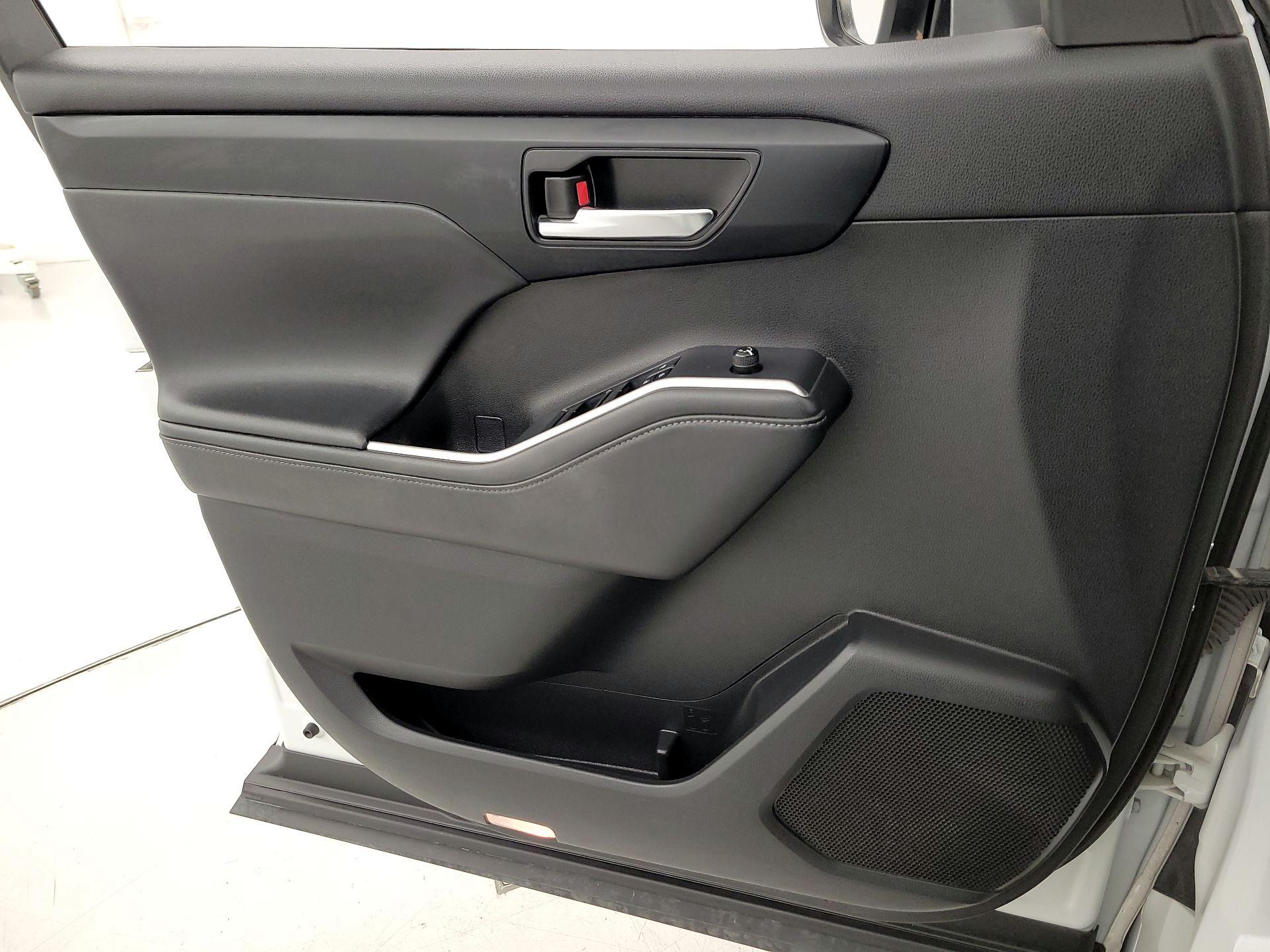 Thumbnail: 2022 Toyota Highlander - 12