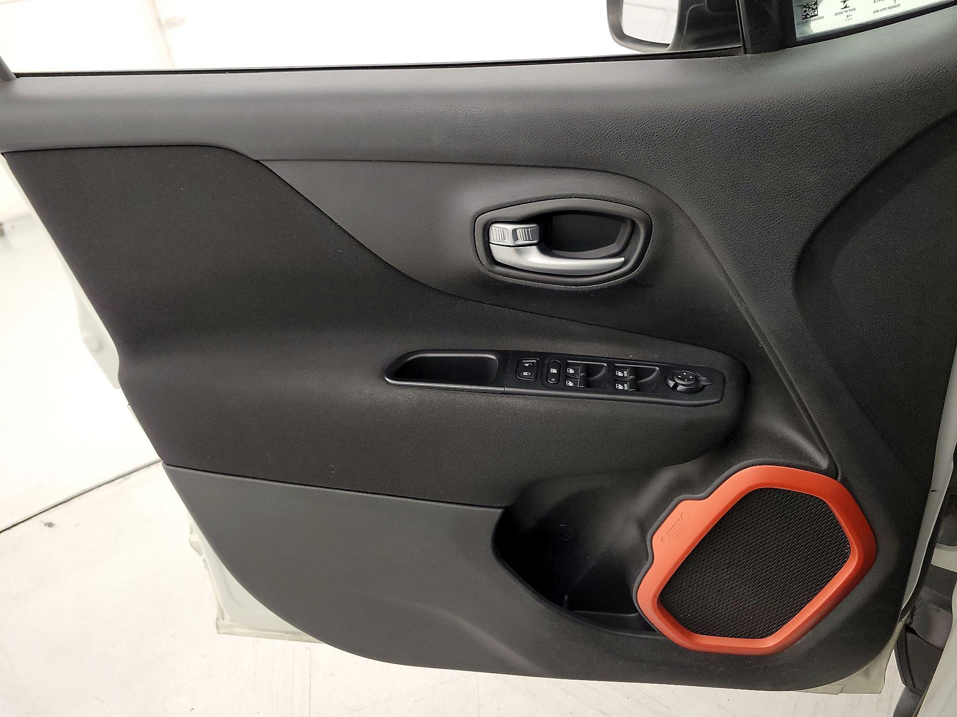 Thumbnail: 2018 Jeep Renegade - 12