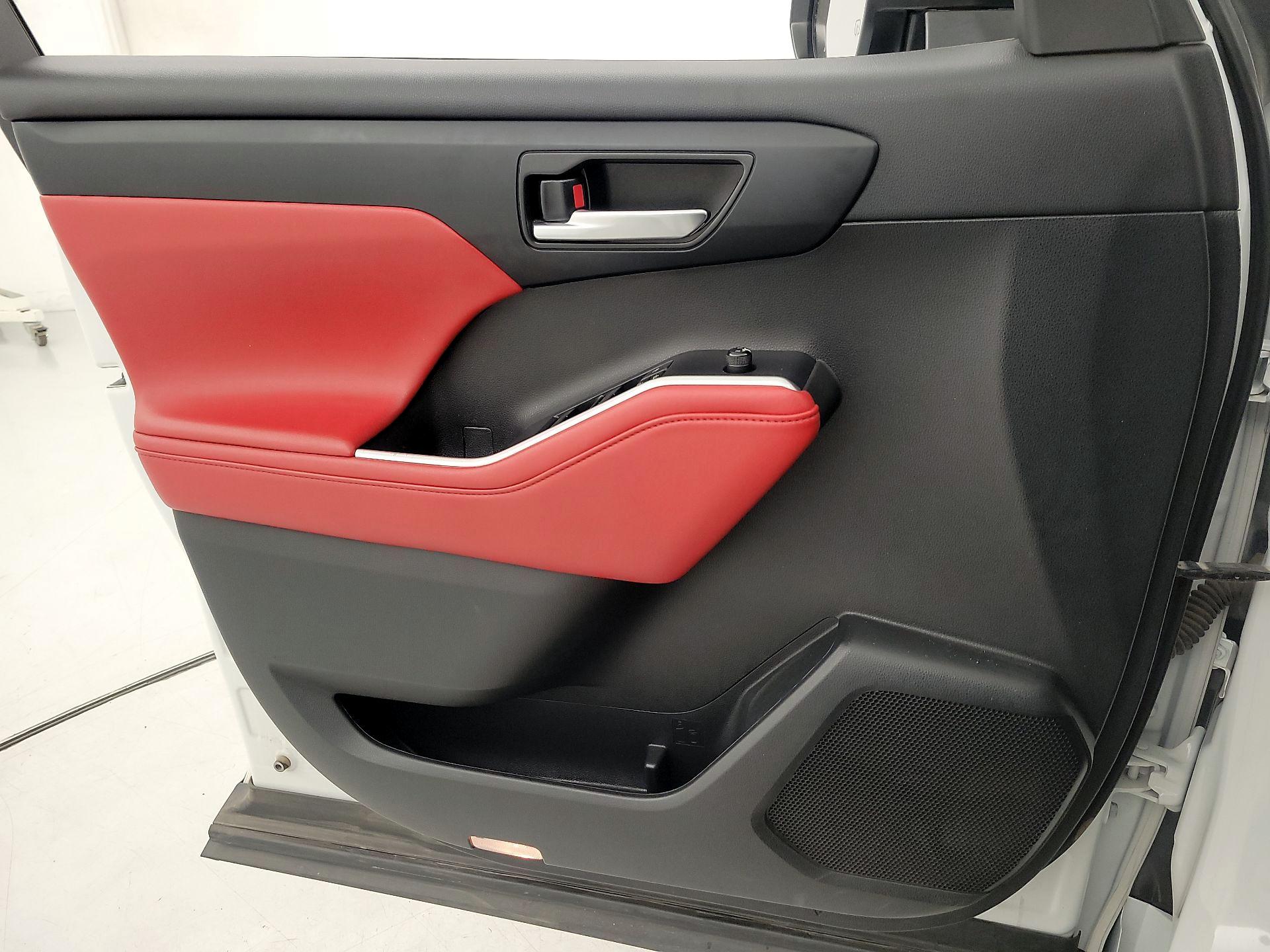 Thumbnail: 2022 Toyota Highlander - 12