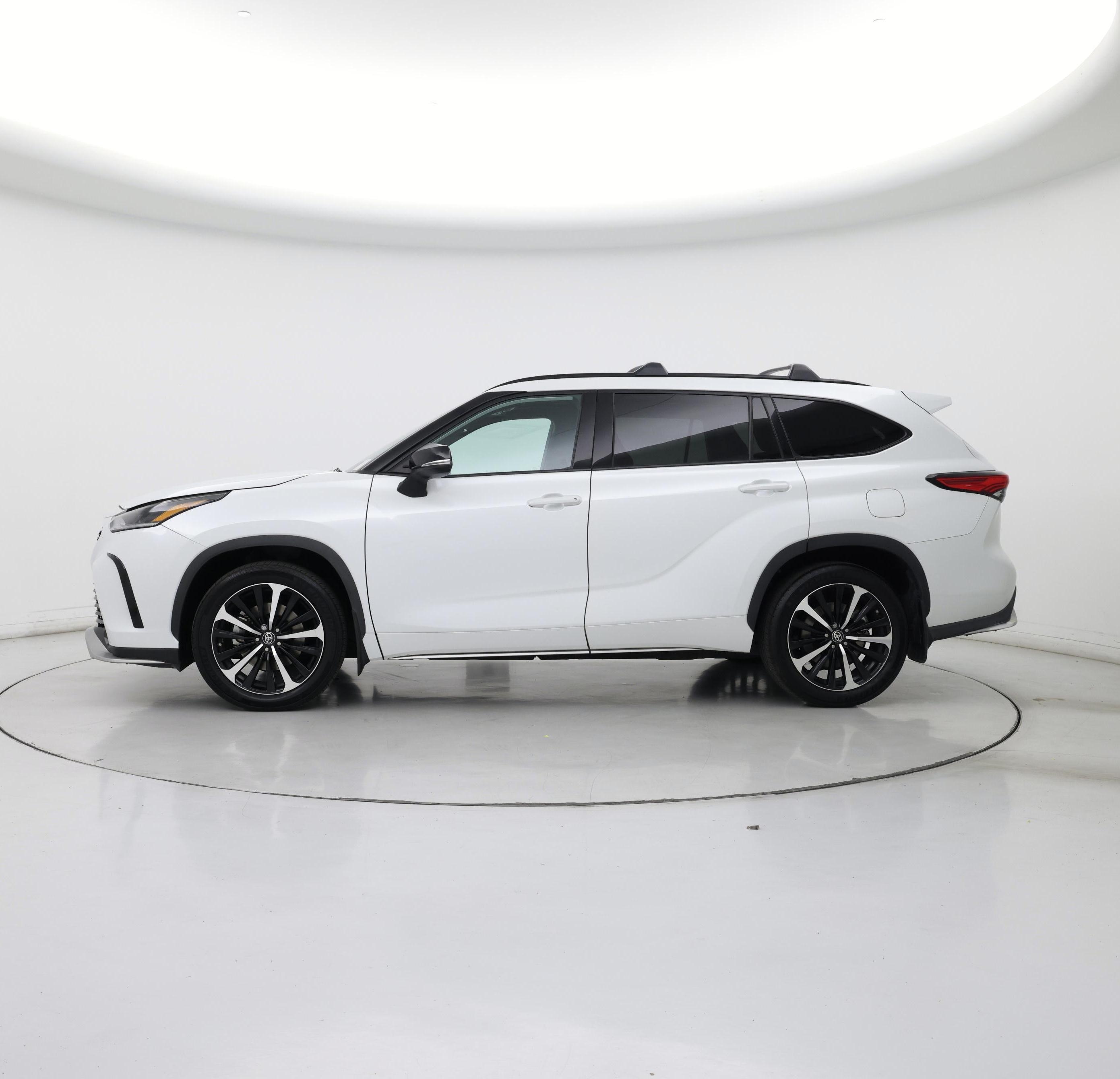 Thumbnail: 2022 Toyota Highlander - 3