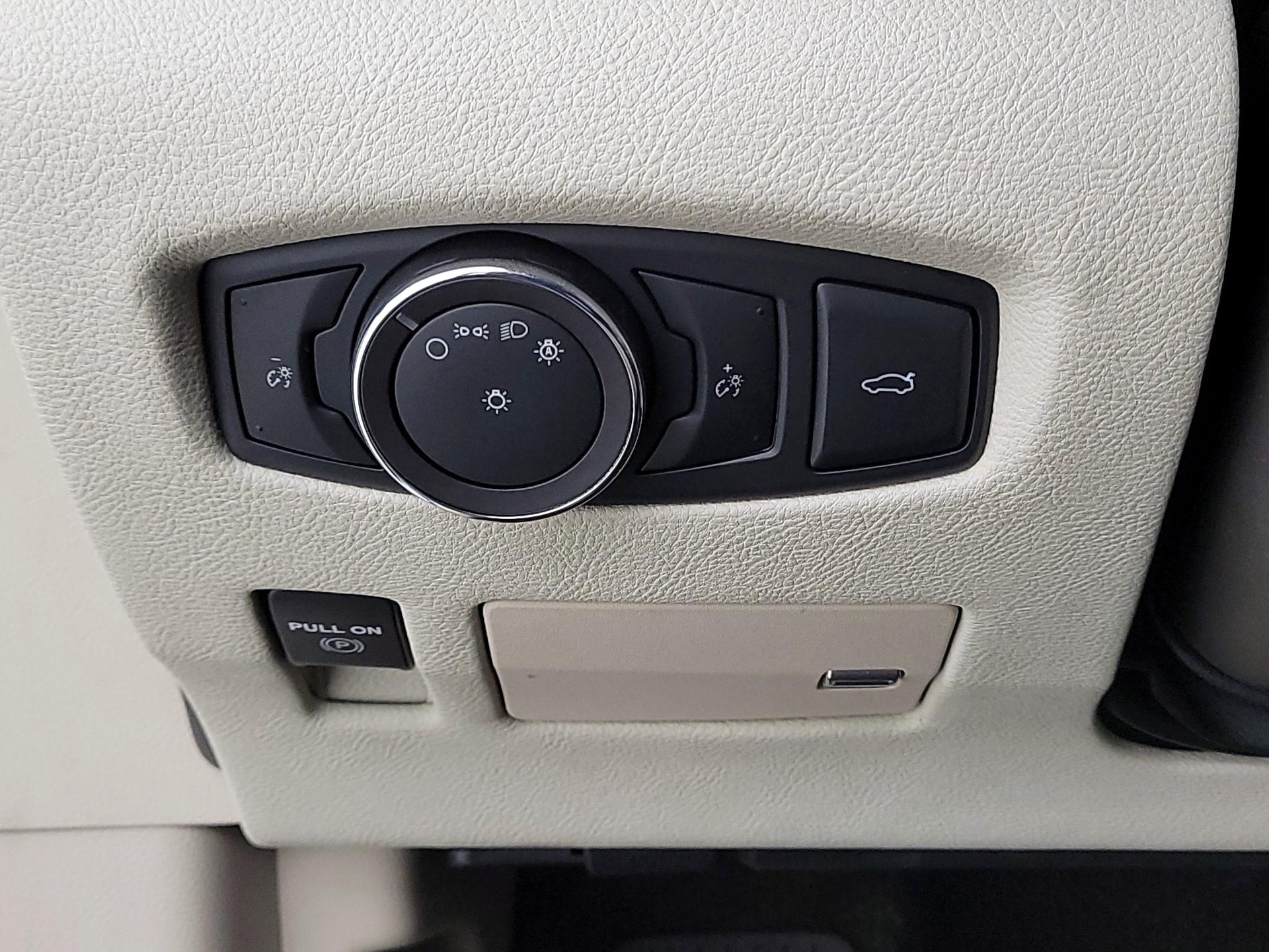 Thumbnail: 2018 Lincoln Continental - 13