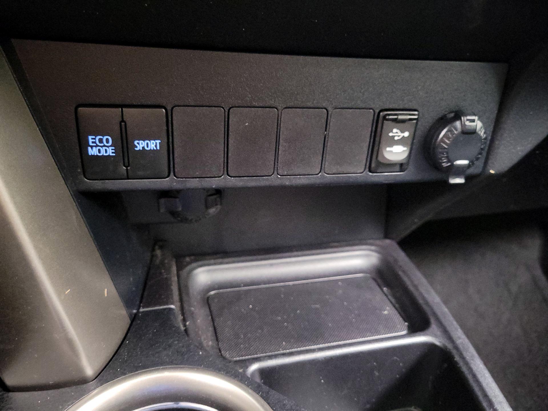 Thumbnail: 2015 Toyota RAV4 - 18