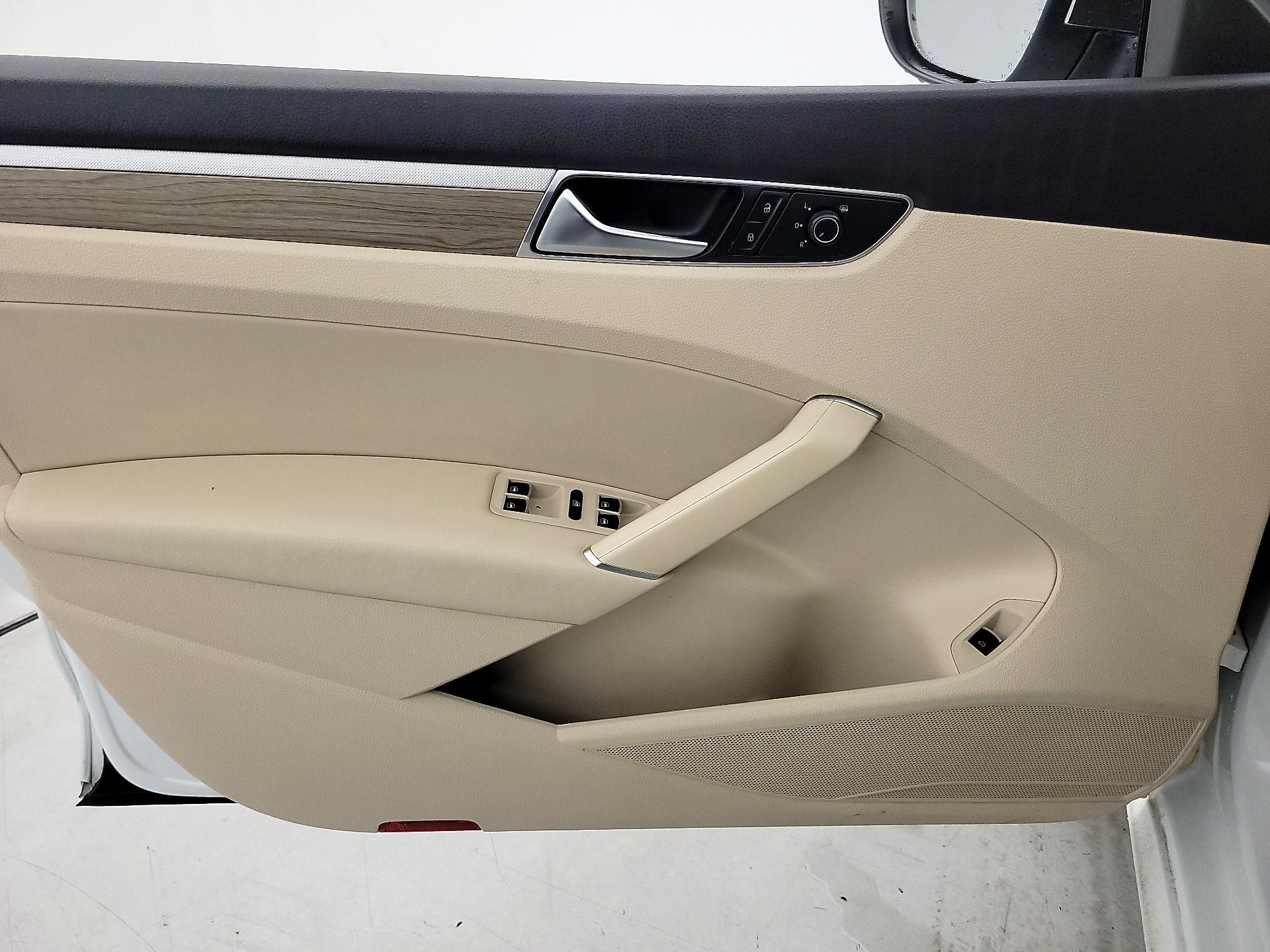 Thumbnail: 2017 Volkswagen Passat - 12