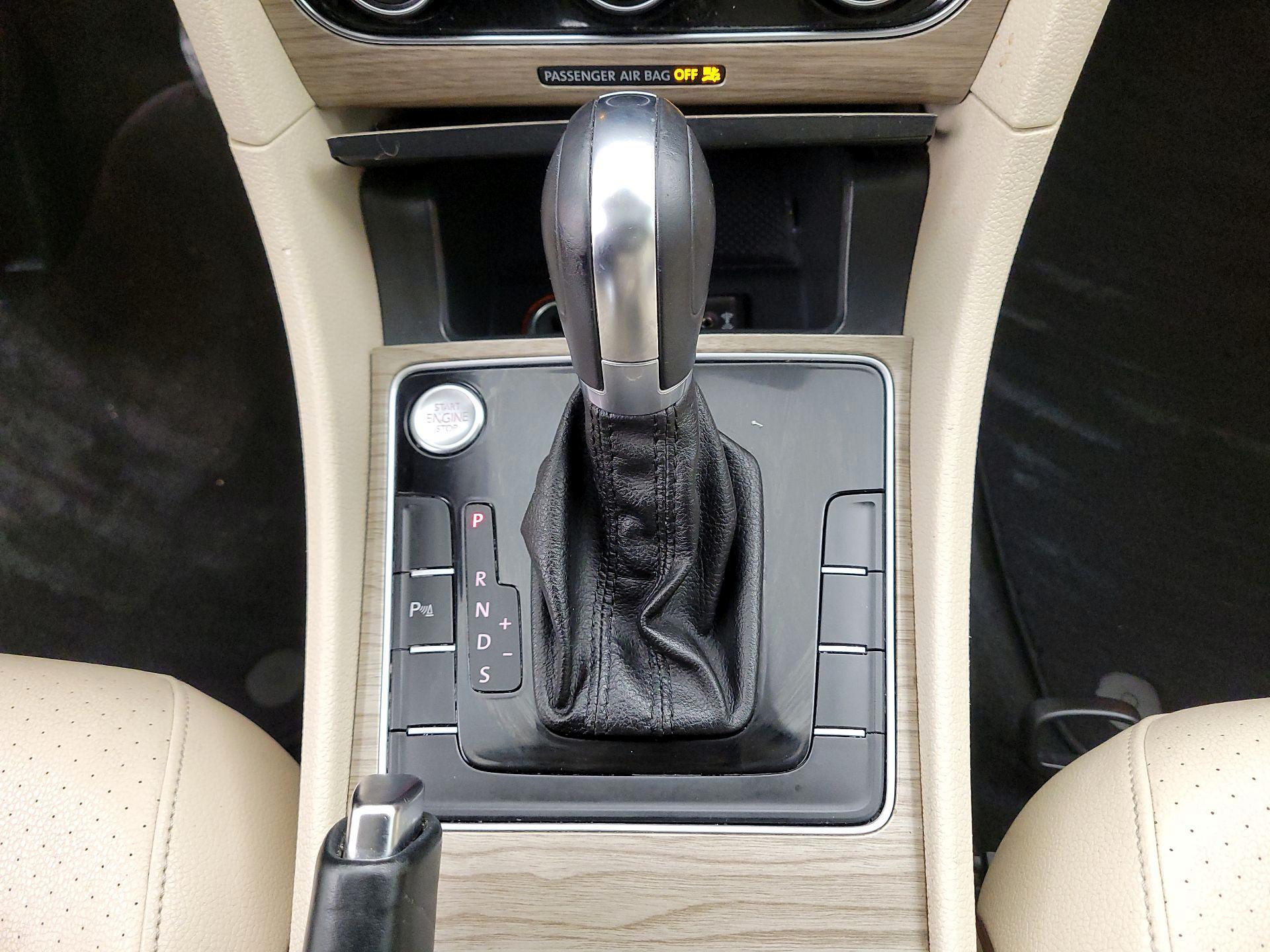 Thumbnail: 2017 Volkswagen Passat - 18