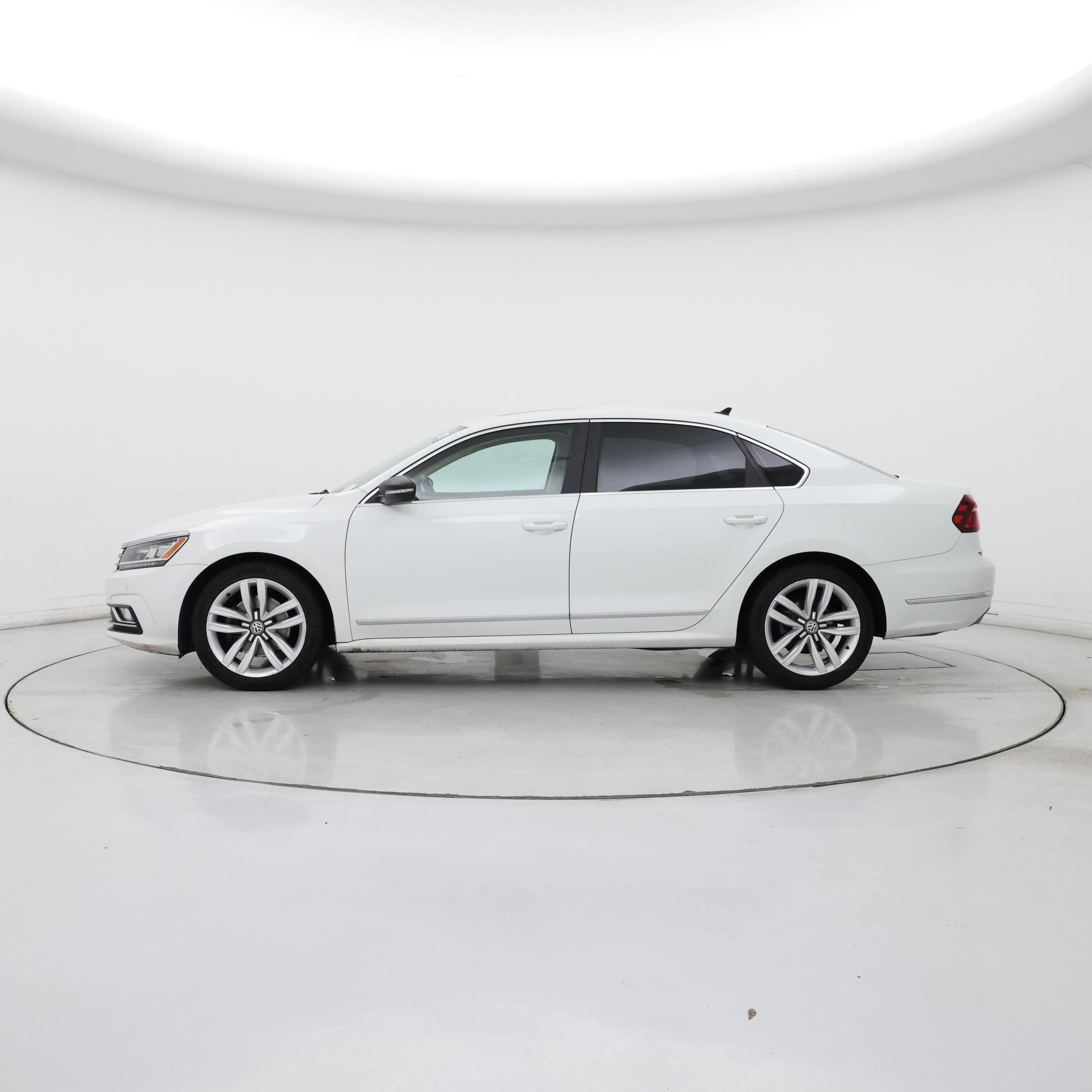 Thumbnail: 2017 Volkswagen Passat - 3