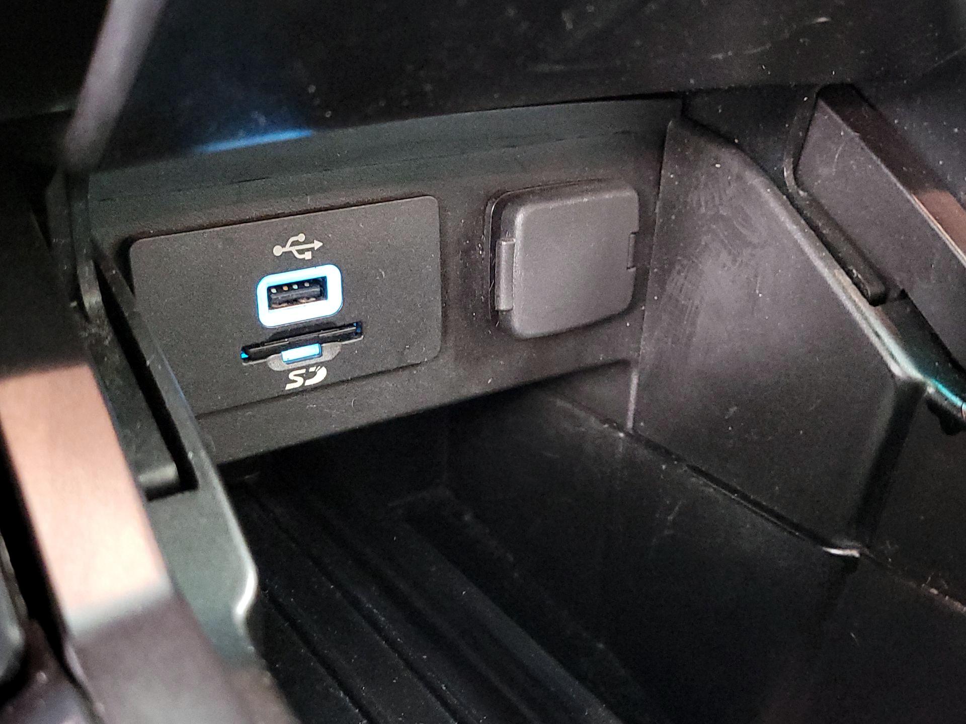 Thumbnail: 2016 Ford Explorer - 18