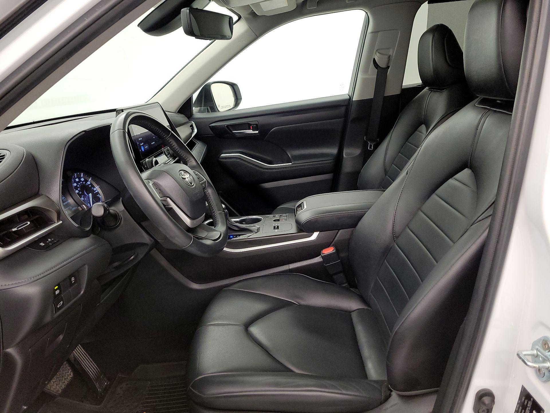 Thumbnail: 2023 Toyota Highlander - 11