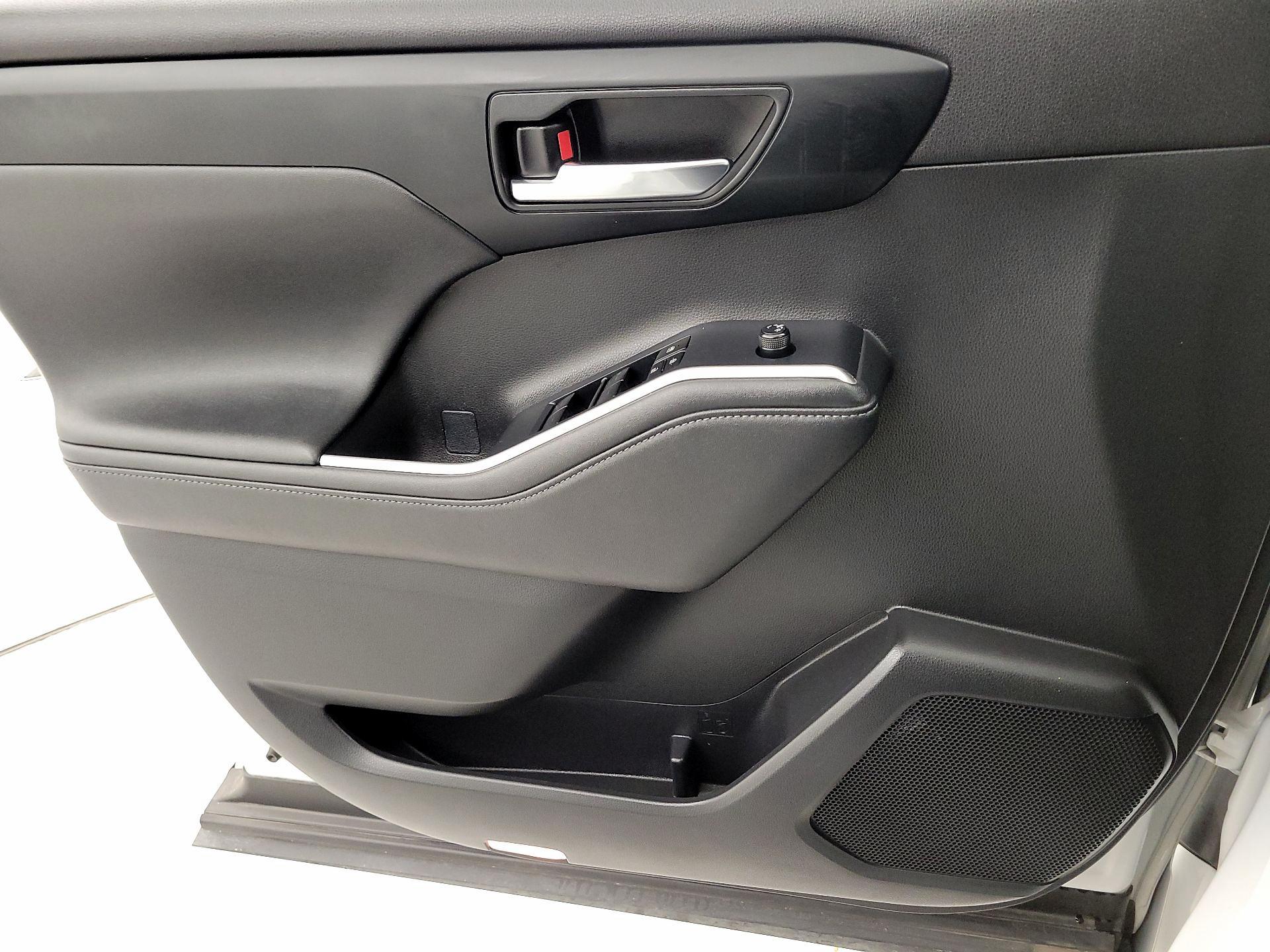 Thumbnail: 2023 Toyota Highlander - 12