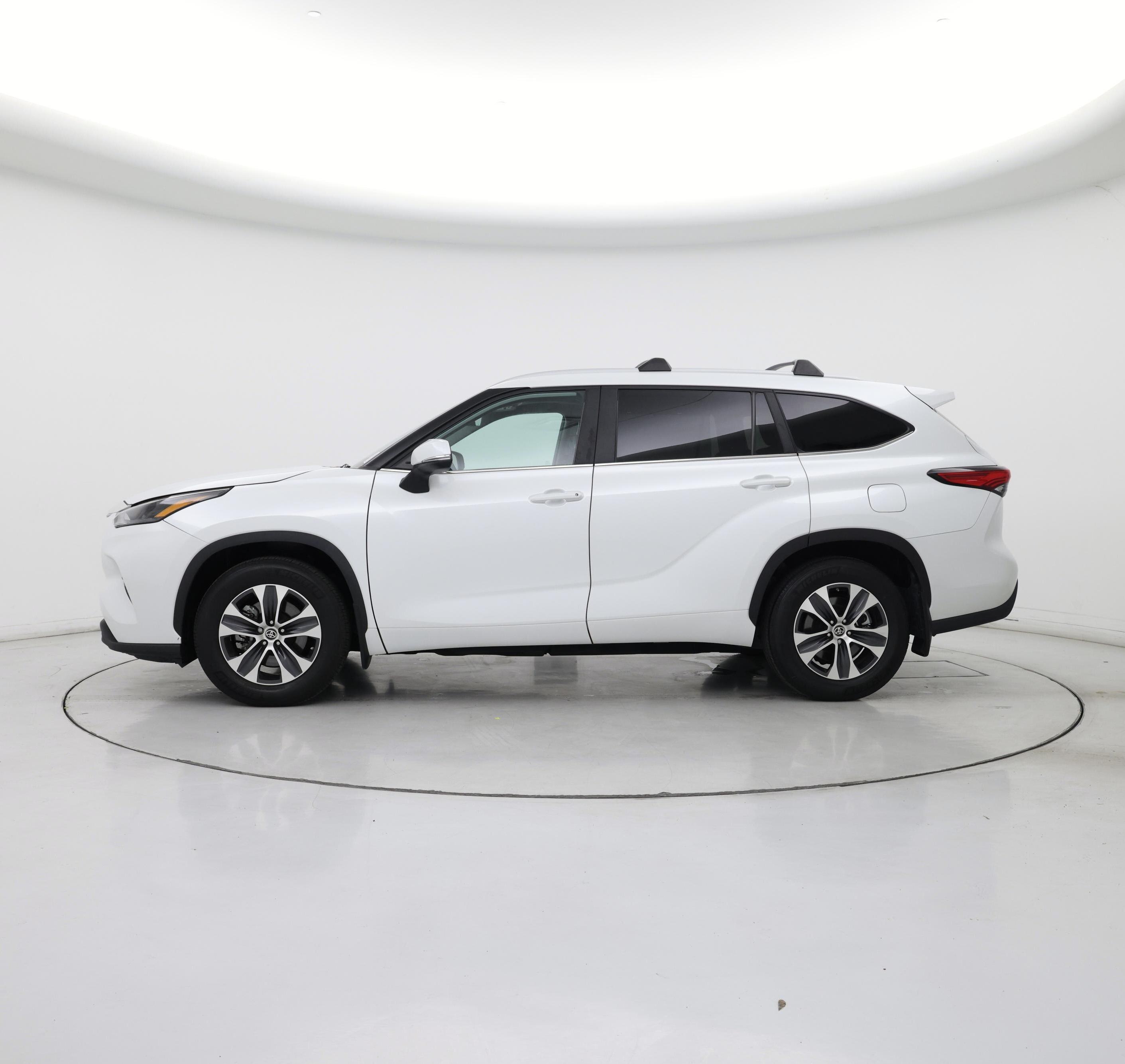 Thumbnail: 2023 Toyota Highlander - 3