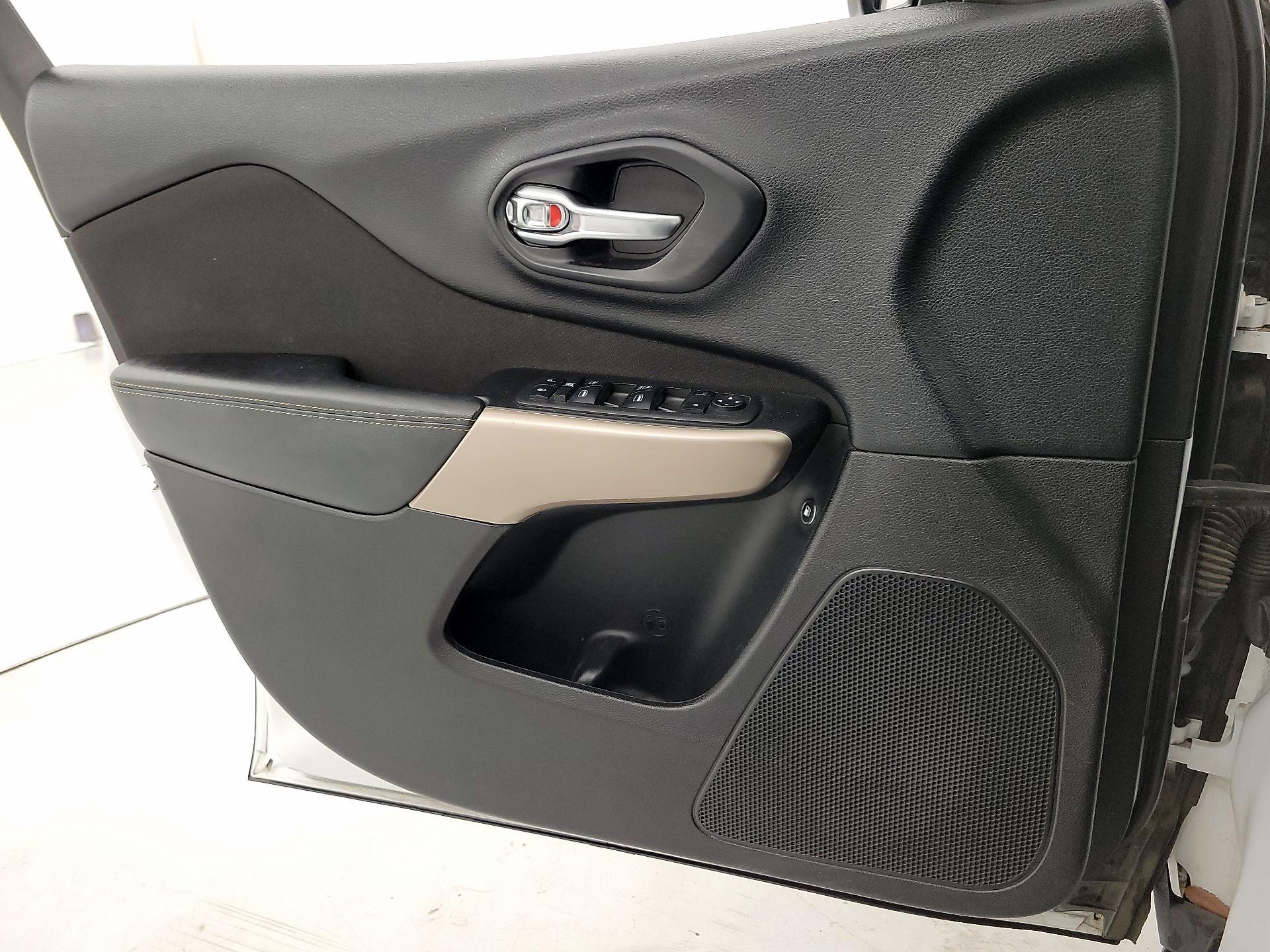 Thumbnail: 2018 Jeep Cherokee - 12