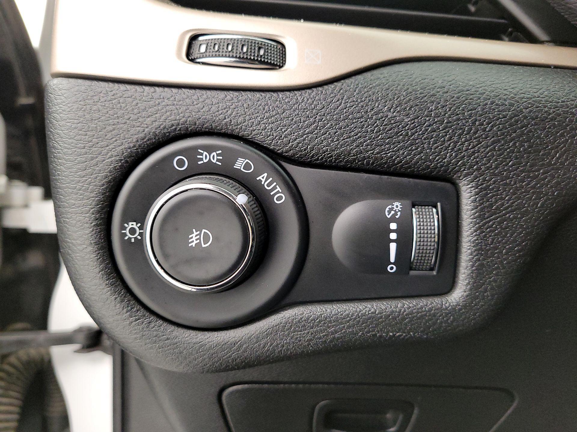 Thumbnail: 2018 Jeep Cherokee - 13