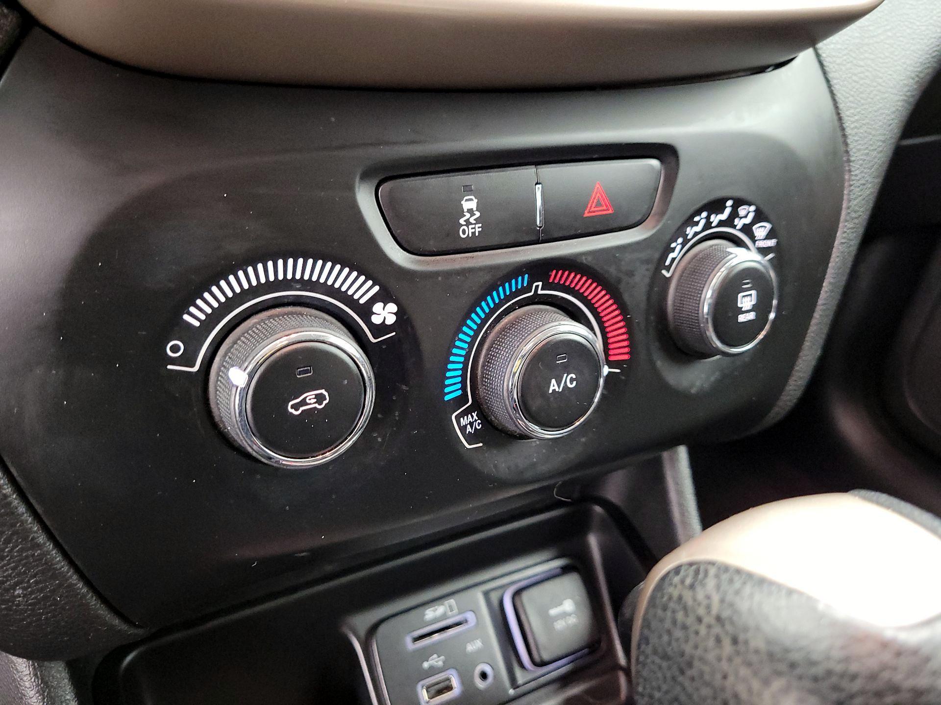 Thumbnail: 2018 Jeep Cherokee - 16