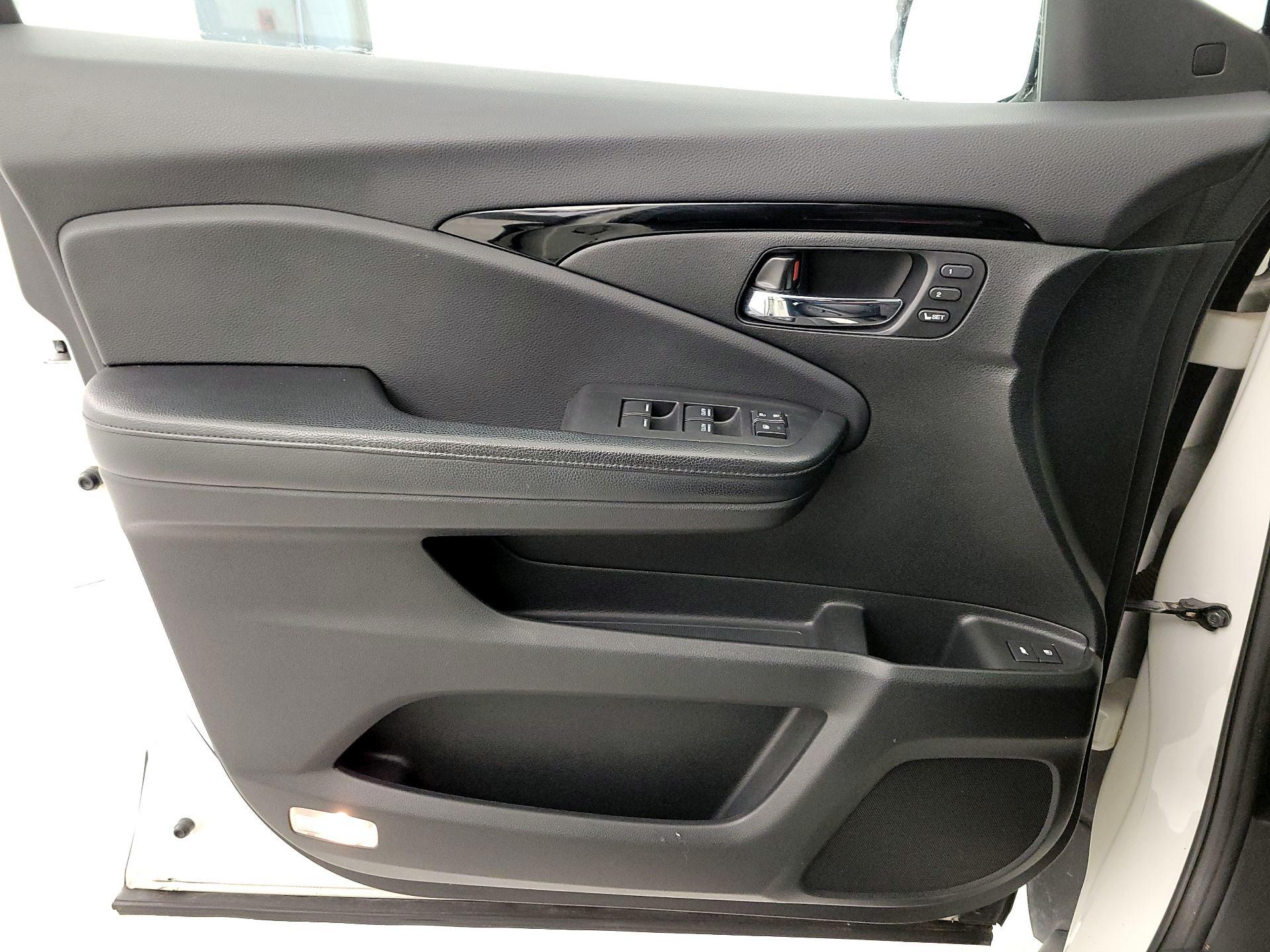 Thumbnail: 2016 Honda Pilot - 12