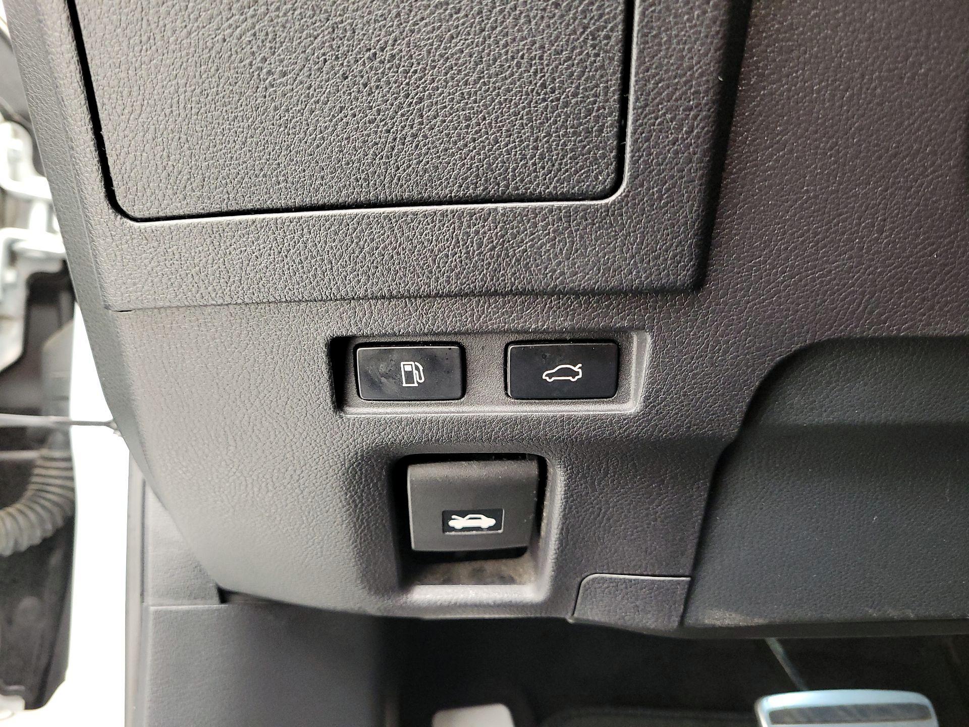 Thumbnail: 2019 Lexus ES - 13